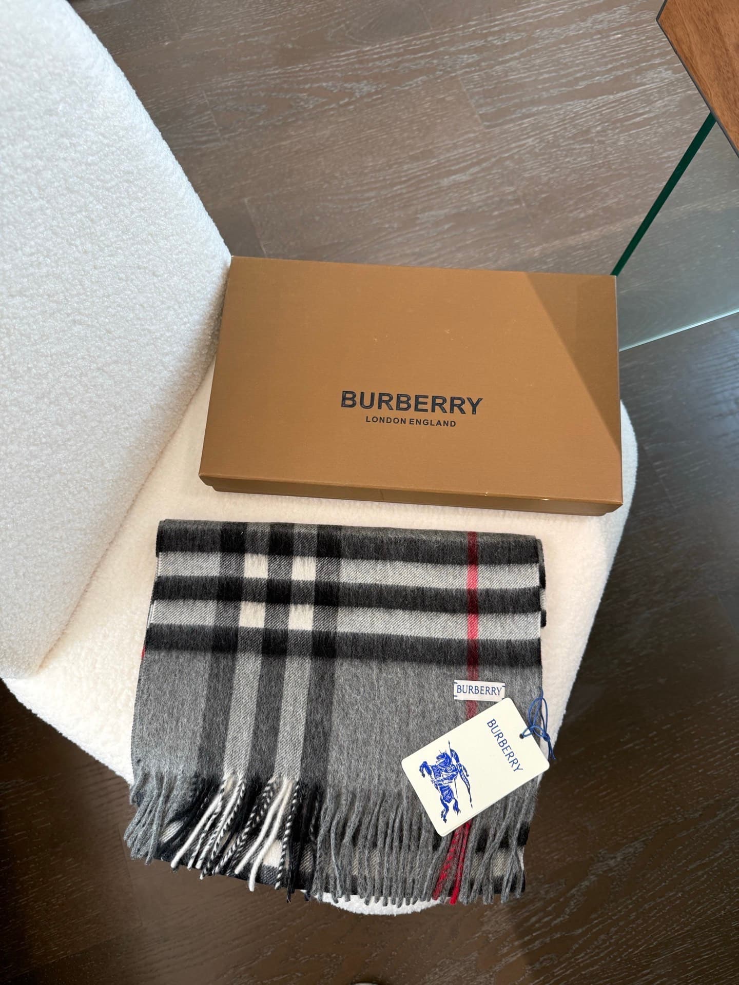 C30638 The latest version from the boutique store (with new labels and blue lines). This is a top-rated product from Burberry’s classic cashmere pattern scarf series‼️ It’s in its best condition at the boutique store—currently, all items there have been u — image 3