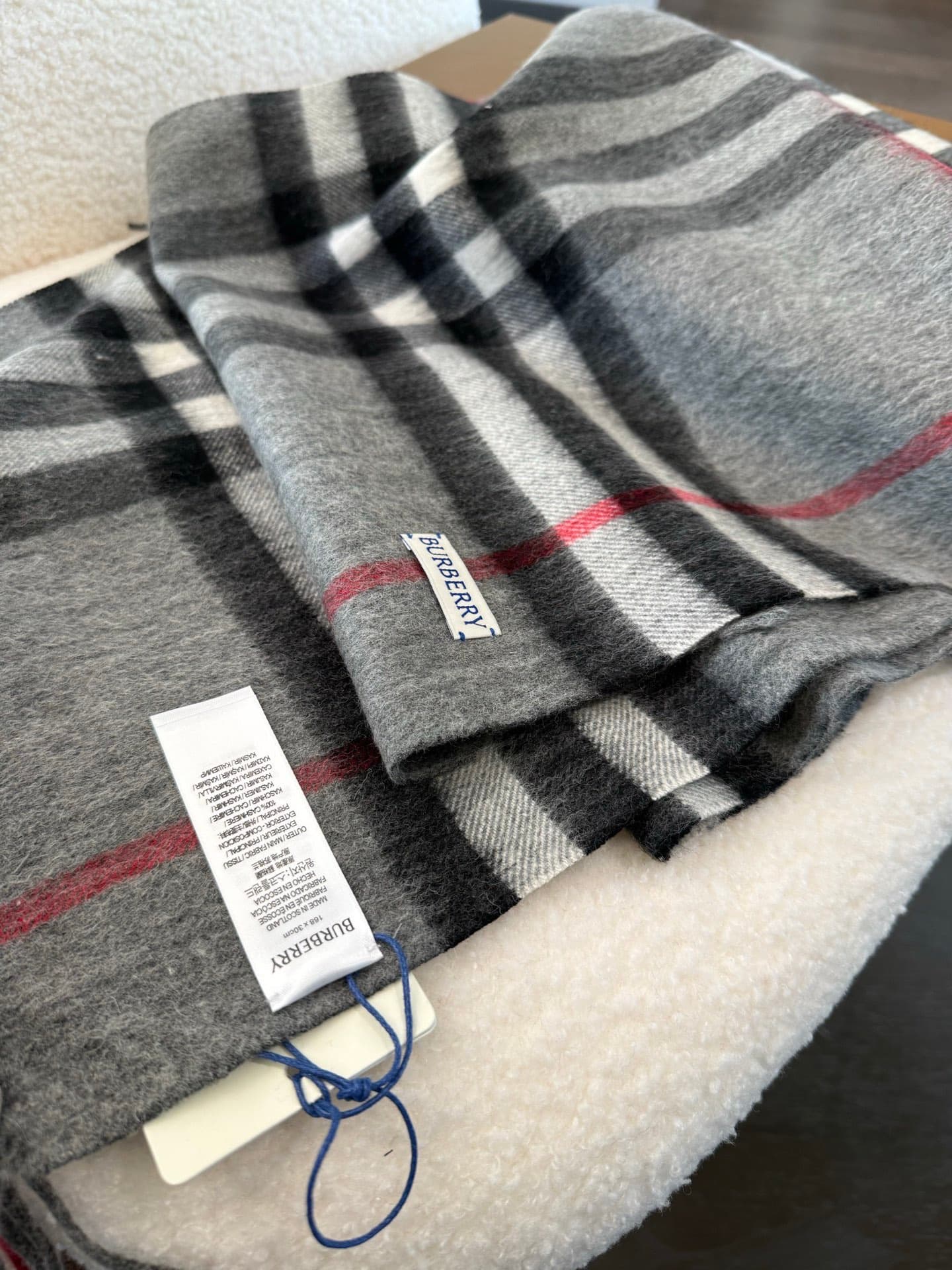 C30638 The latest version from the boutique store (with new labels and blue lines). This is a top-rated product from Burberry’s classic cashmere pattern scarf series‼️ It’s in its best condition at the boutique store—currently, all items there have been u — image 4