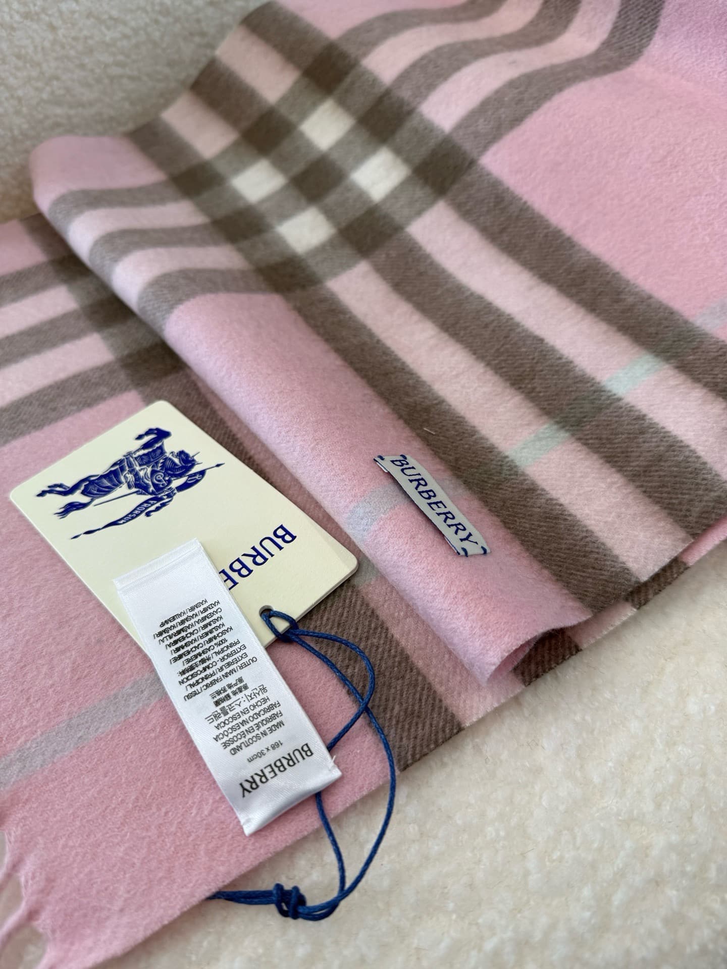 C30641 The latest version from the exclusive store (with new labels and blue lines). This is a top-rated Burberry cashmere pattern scarf‼️ It’s in its best condition at the store—currently, all items there have been re-labeled with new labels 👍 It’s truly — image 3