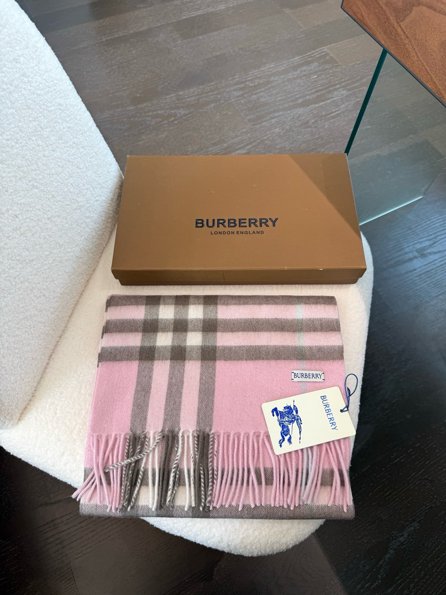 C30641 The latest version from the exclusive store (with new labels and blue lines). This is a top-rated Burberry cashmere pattern scarf‼️ It’s in its best condition at the store—currently, all items there have been re-labeled with new labels 👍 It’s truly — image 2