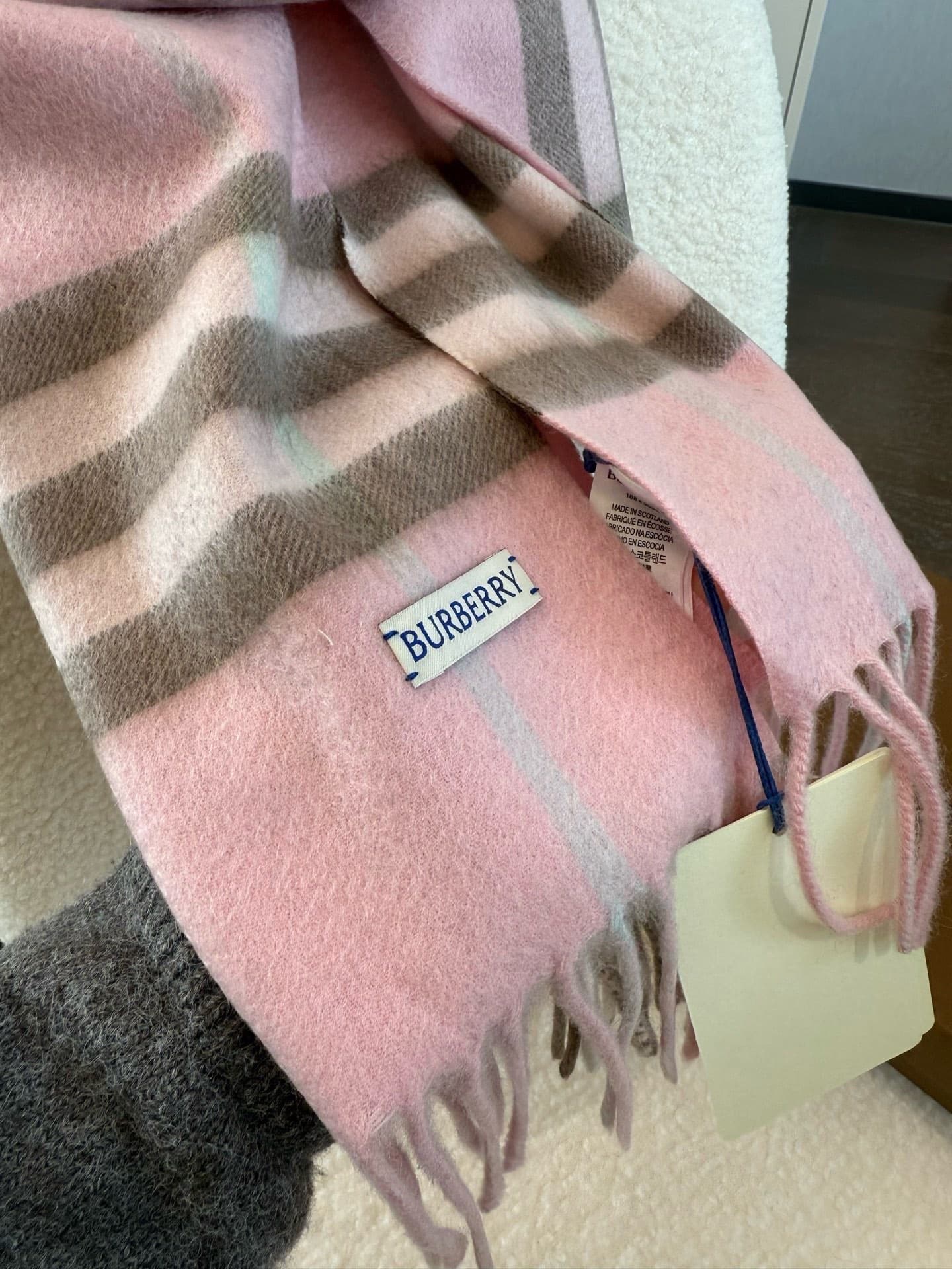 C30641 The latest version from the exclusive store (with new labels and blue lines). This is a top-rated Burberry cashmere pattern scarf‼️ It’s in its best condition at the store—currently, all items there have been re-labeled with new labels 👍 It’s truly — image 8