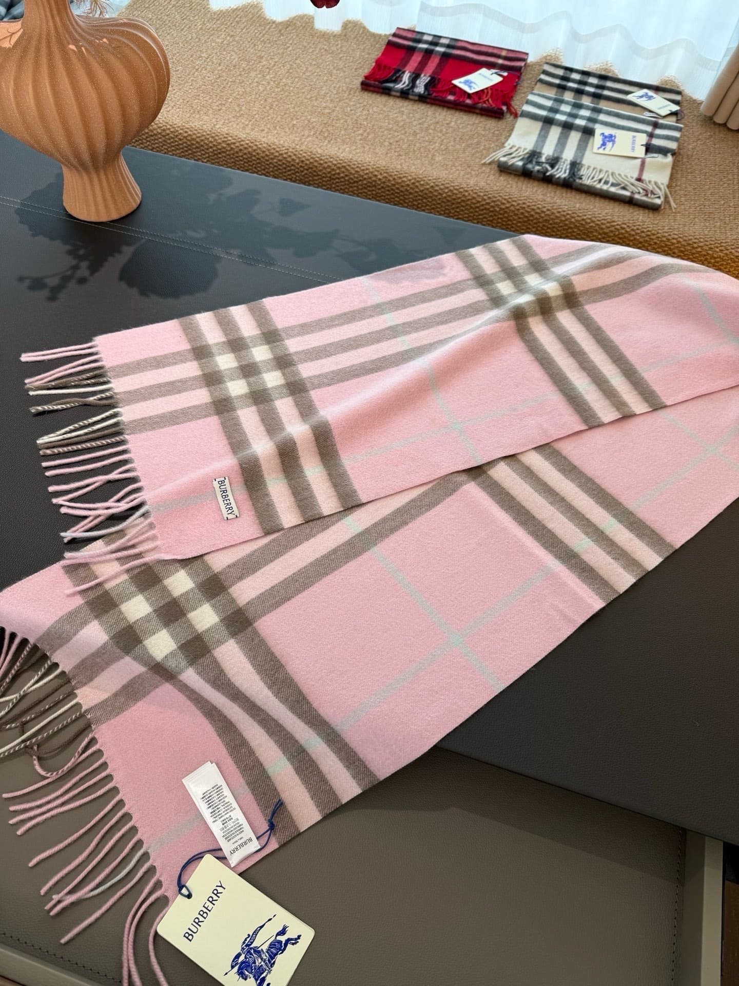 C30641 The latest version from the exclusive store (with new labels and blue lines). This is a top-rated Burberry cashmere pattern scarf‼️ It’s in its best condition at the store—currently, all items there have been re-labeled with new labels 👍 It’s truly — image 5
