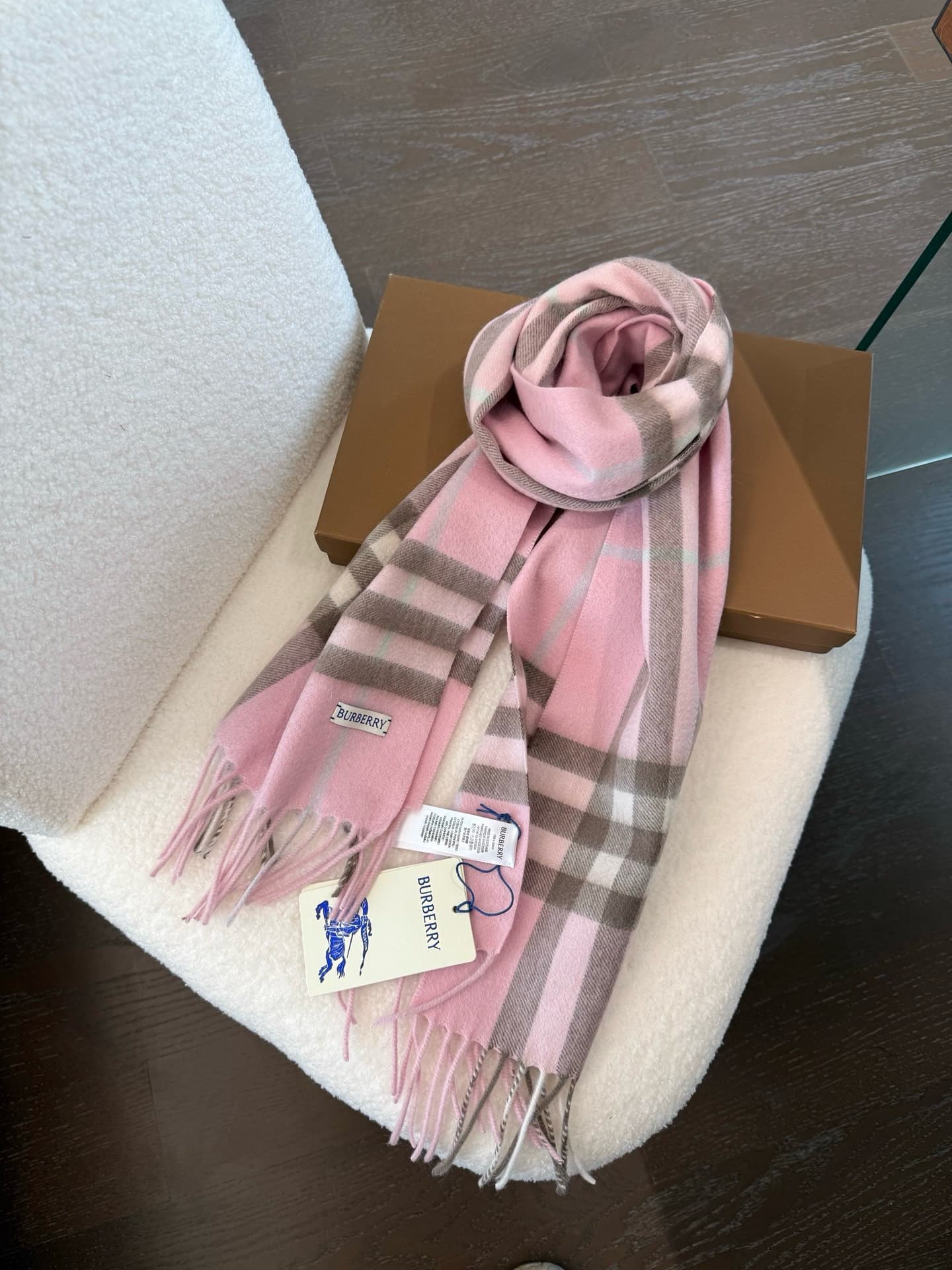 C30641 The latest version from the exclusive store (with new labels and blue lines). This is a top-rated Burberry cashmere pattern scarf‼️ It’s in its best condition at the store—currently, all items there have been re-labeled with new labels 👍 It’s truly — image 6