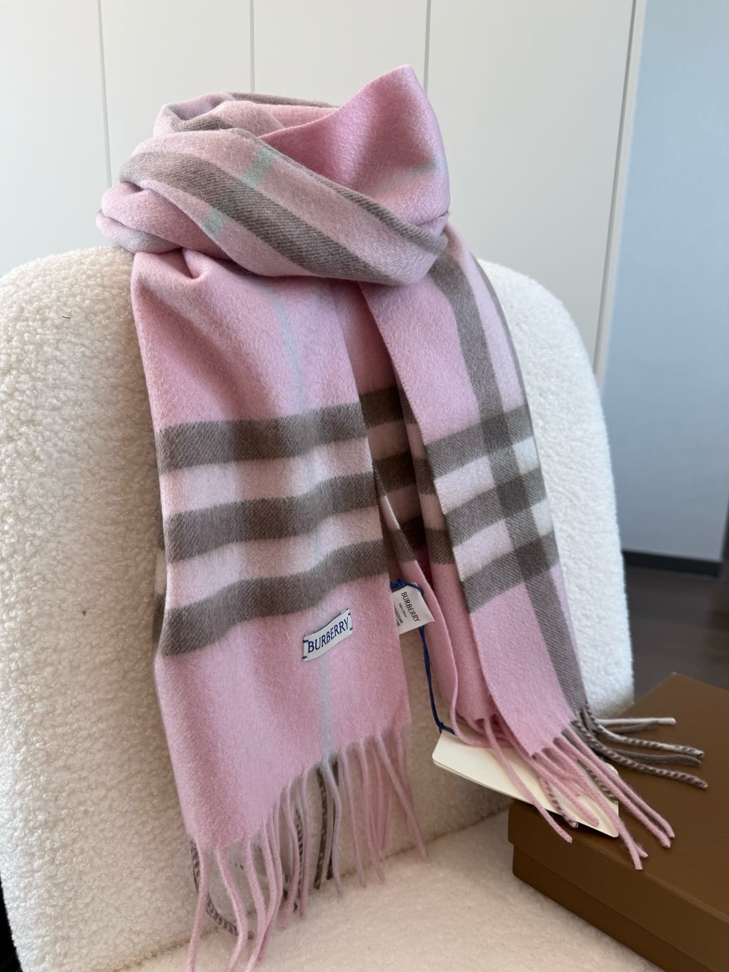 C30641 The latest version from the exclusive store (with new labels and blue lines). This is a top-rated Burberry cashmere pattern scarf‼️ It’s in its best condition at the store—currently, all items there have been re-labeled with new labels 👍 It’s truly — image 7