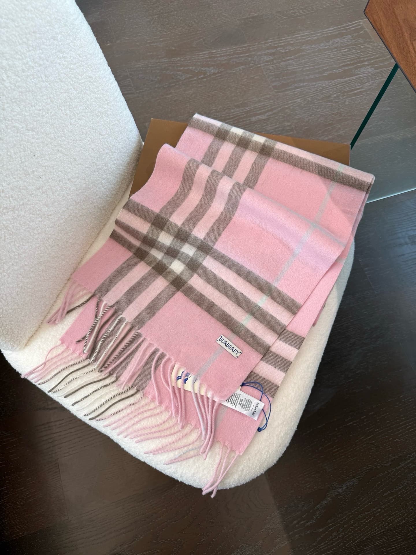 C30641 The latest version from the exclusive store (with new labels and blue lines). This is a top-rated Burberry cashmere pattern scarf‼️ It’s in its best condition at the store—currently, all items there have been re-labeled with new labels 👍 It’s truly — image 4