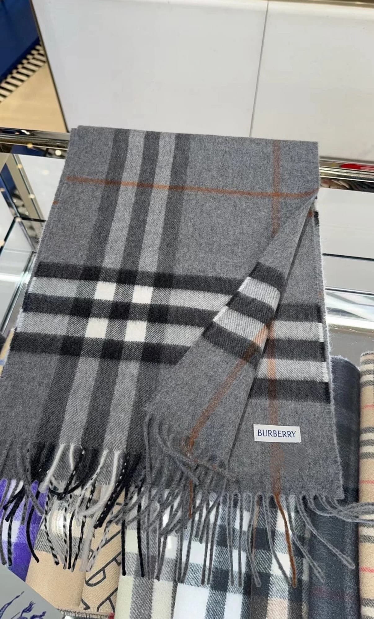 C30645 The latest version from the specialty store (new label with blue lines) – a top-rated product from Burberry’s classic cashmere tartan scarf‼️ It’s in its best condition at the specialty store; currently, all items there have been updated with new l — image 3