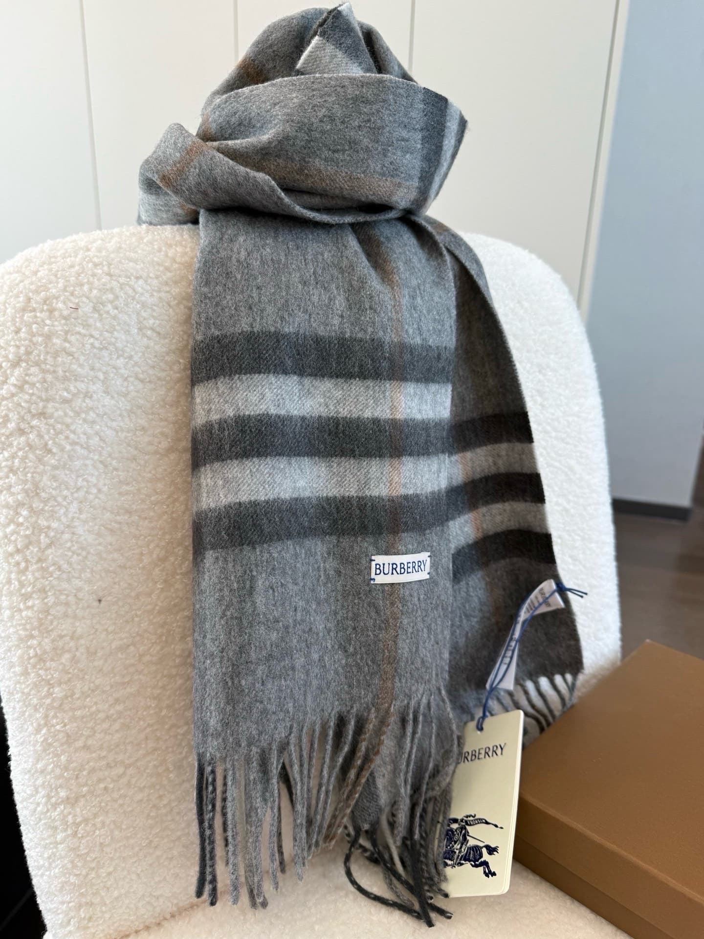 C30645 The latest version from the specialty store (new label with blue lines) – a top-rated product from Burberry’s classic cashmere tartan scarf‼️ It’s in its best condition at the specialty store; currently, all items there have been updated with new l — image 8