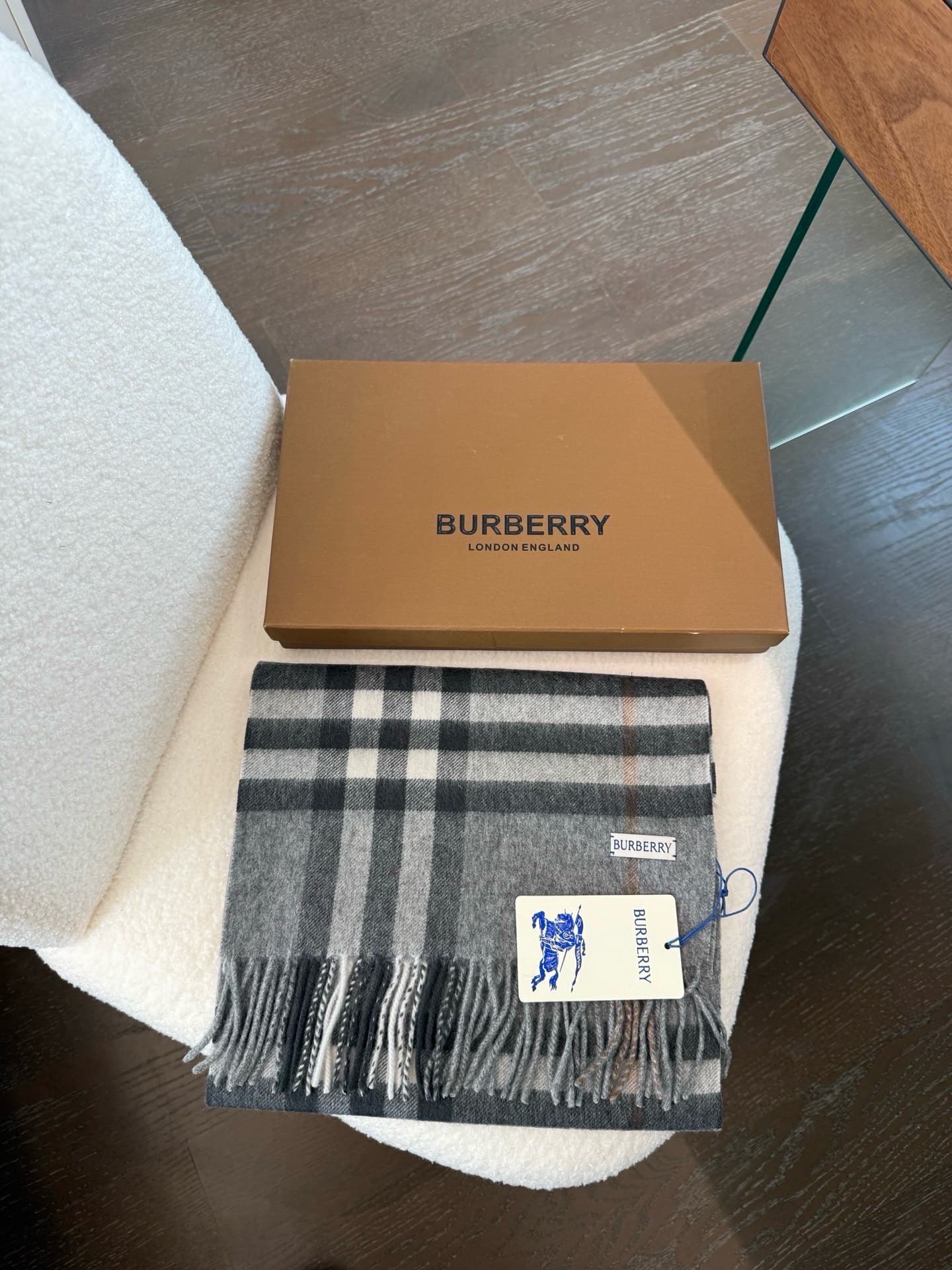 C30645 The latest version from the specialty store (new label with blue lines) – a top-rated product from Burberry’s classic cashmere tartan scarf‼️ It’s in its best condition at the specialty store; currently, all items there have been updated with new l — image 4