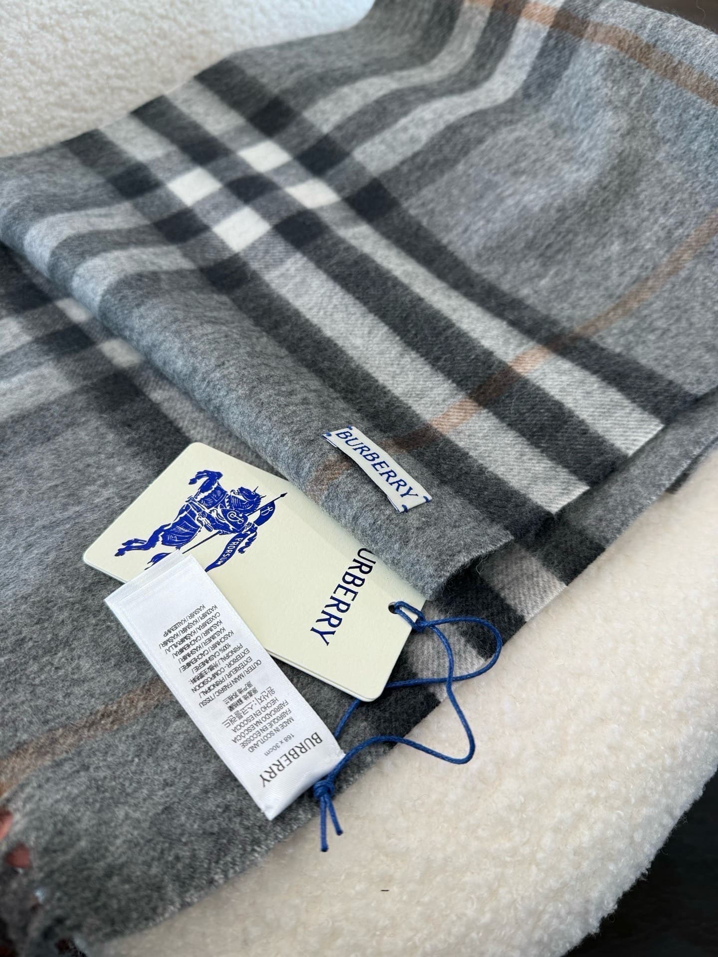 C30645 The latest version from the specialty store (new label with blue lines) – a top-rated product from Burberry’s classic cashmere tartan scarf‼️ It’s in its best condition at the specialty store; currently, all items there have been updated with new l — image 5