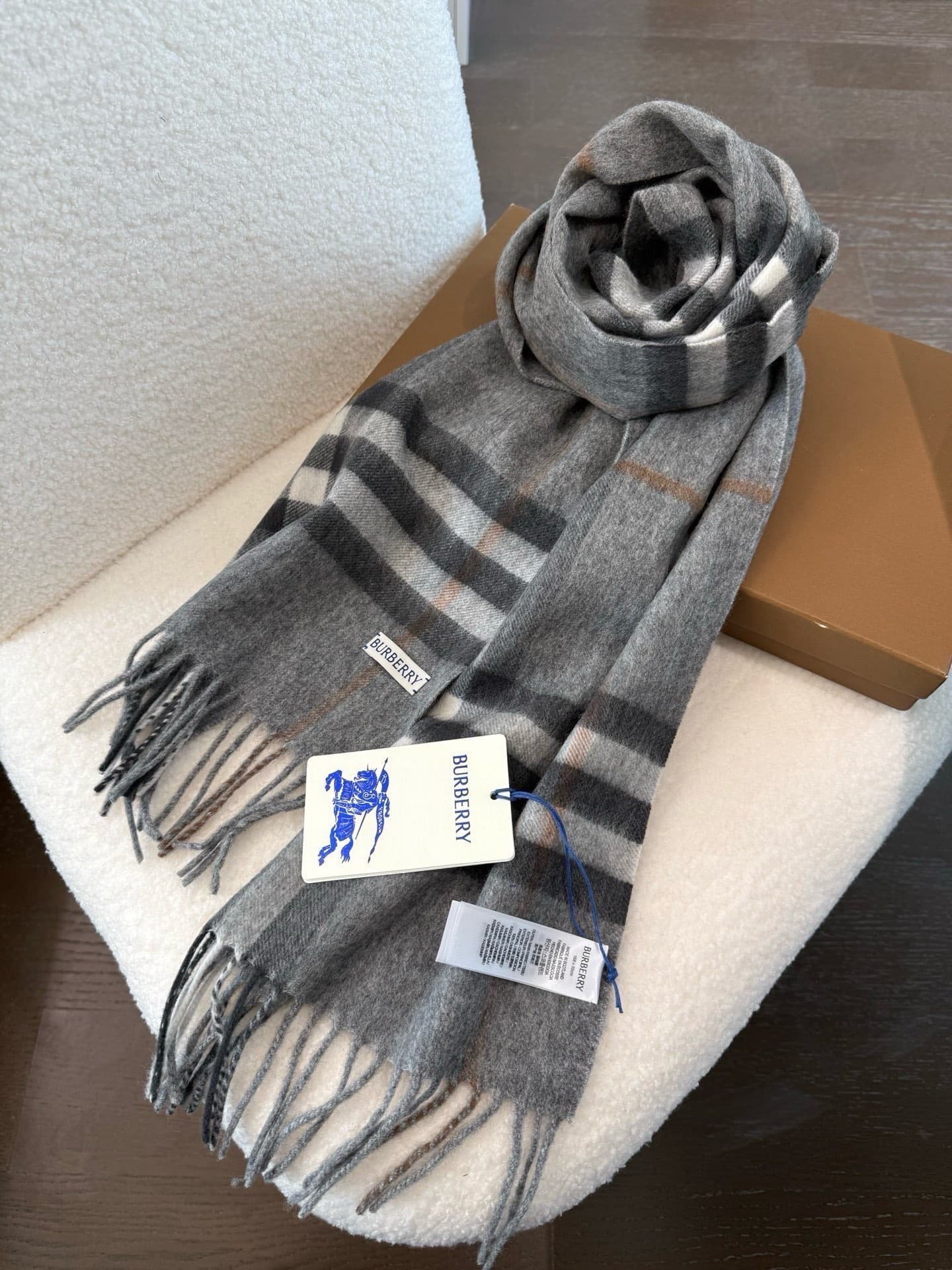 C30645 The latest version from the specialty store (new label with blue lines) – a top-rated product from Burberry’s classic cashmere tartan scarf‼️ It’s in its best condition at the specialty store; currently, all items there have been updated with new l — image 7