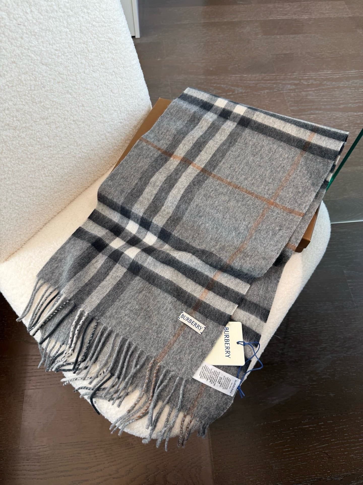 C30645 The latest version from the specialty store (new label with blue lines) – a top-rated product from Burberry’s classic cashmere tartan scarf‼️ It’s in its best condition at the specialty store; currently, all items there have been updated with new l — image 6