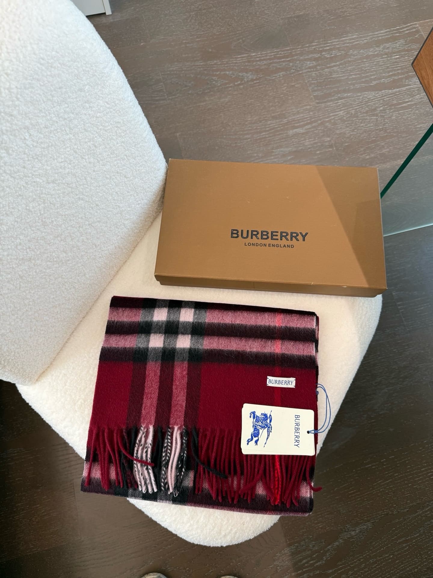 C30643 The latest version from the specialty store (new label with blue lines). This is a top-rated Burberry cashmere patchwork scarf‼️ It’s in its best condition at the specialty store—they have replaced the labels with new ones now👍 It’s truly classic a — image 2