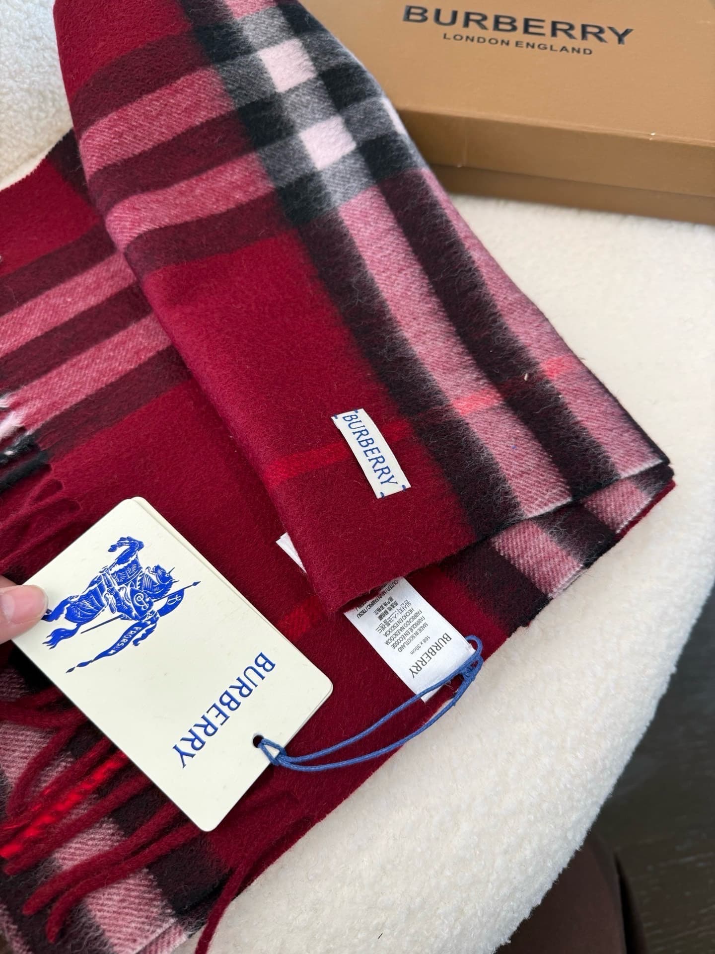 C30643 The latest version from the specialty store (new label with blue lines). This is a top-rated Burberry cashmere patchwork scarf‼️ It’s in its best condition at the specialty store—they have replaced the labels with new ones now👍 It’s truly classic a — image 3