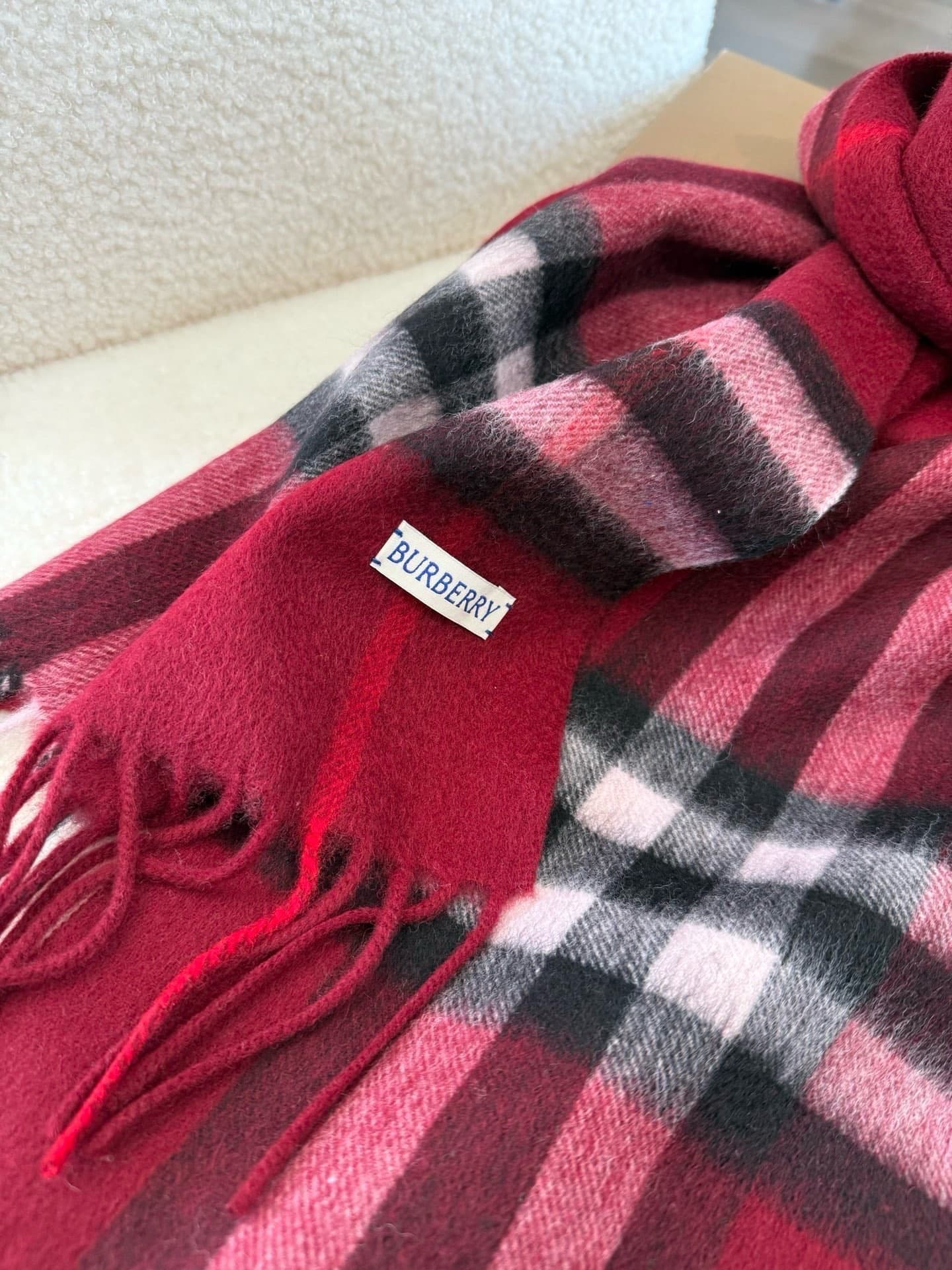 C30643 The latest version from the specialty store (new label with blue lines). This is a top-rated Burberry cashmere patchwork scarf‼️ It’s in its best condition at the specialty store—they have replaced the labels with new ones now👍 It’s truly classic a — image 6