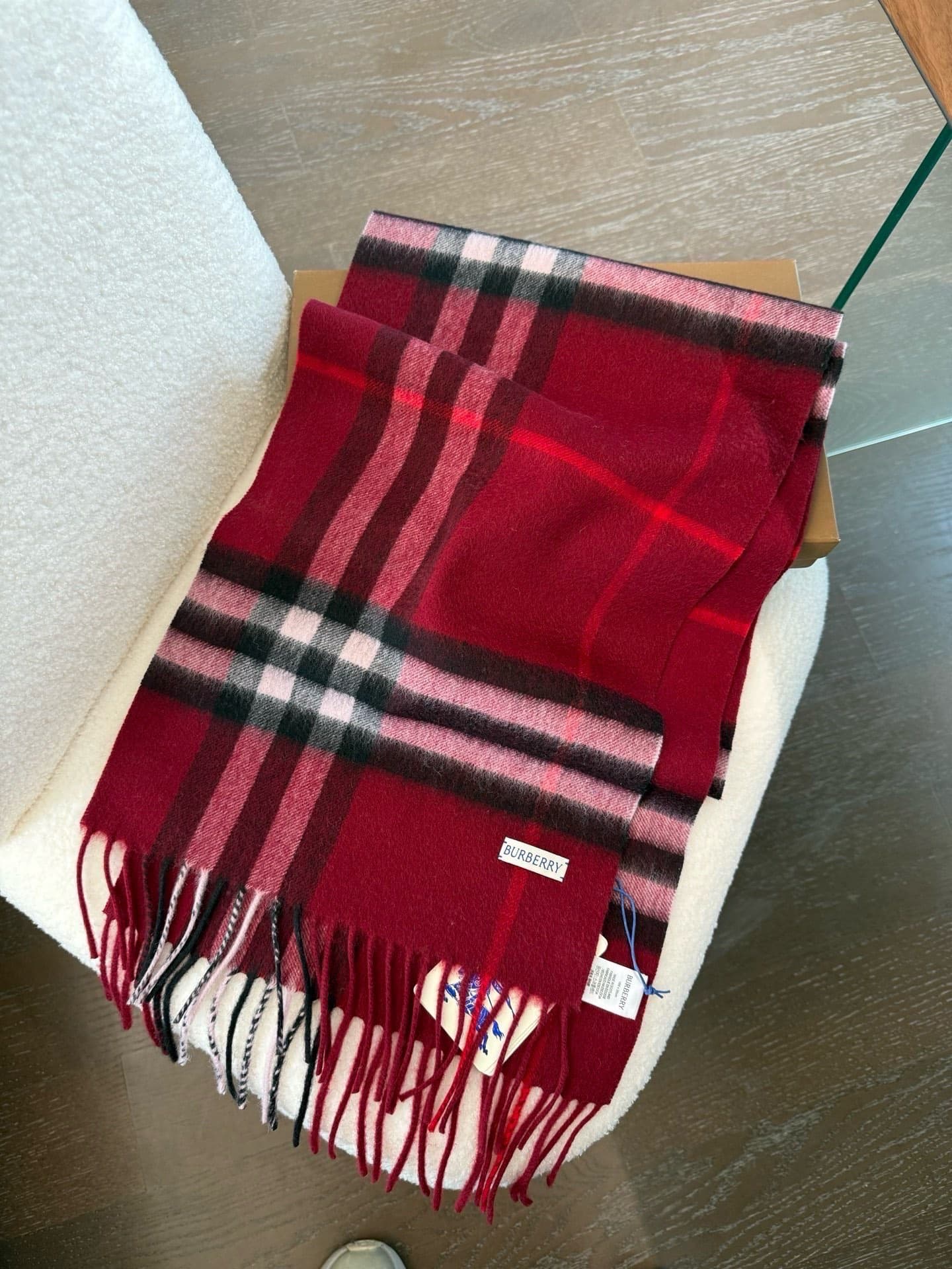C30643 The latest version from the specialty store (new label with blue lines). This is a top-rated Burberry cashmere patchwork scarf‼️ It’s in its best condition at the specialty store—they have replaced the labels with new ones now👍 It’s truly classic a — image 4