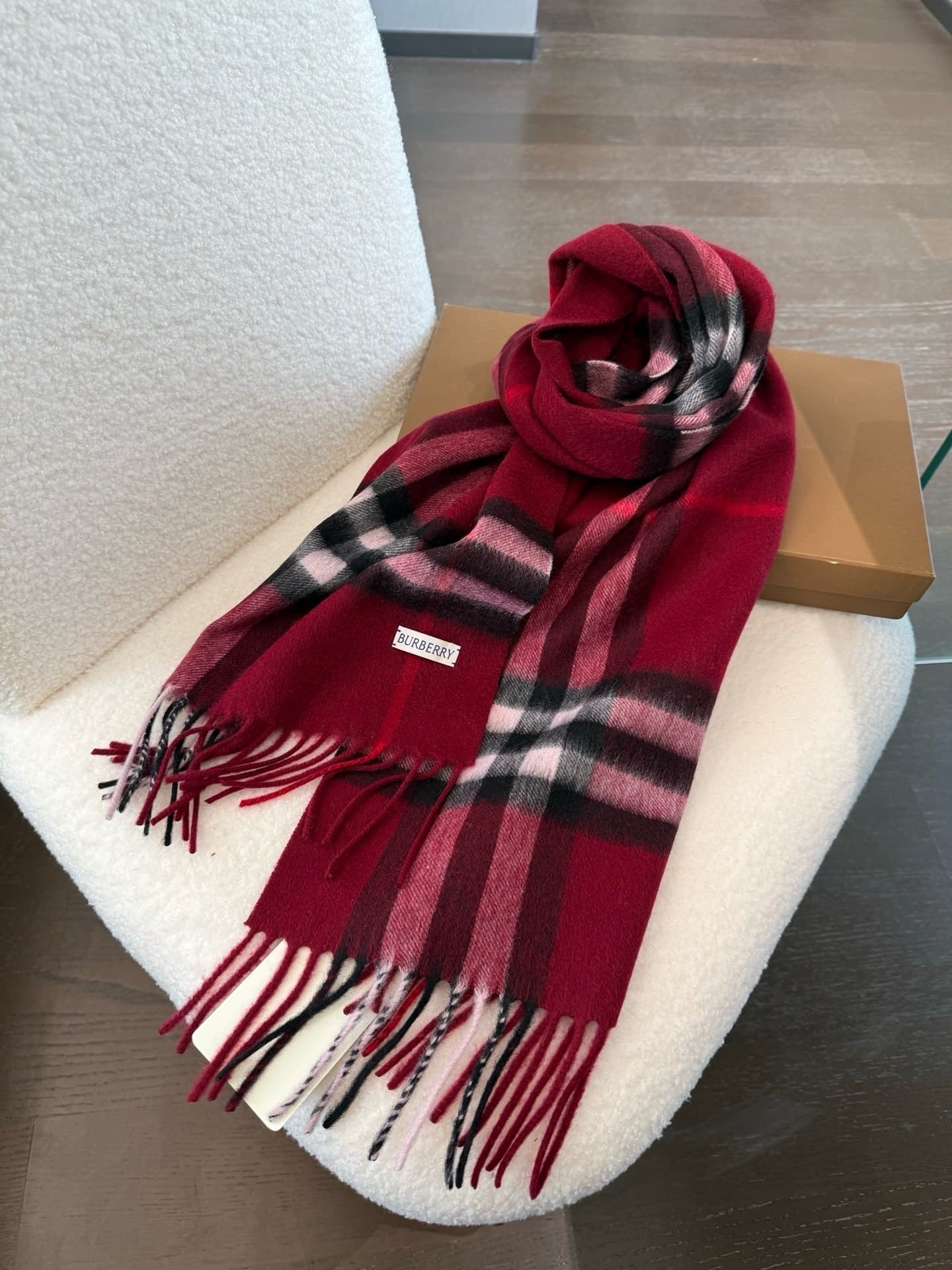C30643 The latest version from the specialty store (new label with blue lines). This is a top-rated Burberry cashmere patchwork scarf‼️ It’s in its best condition at the specialty store—they have replaced the labels with new ones now👍 It’s truly classic a — image 5