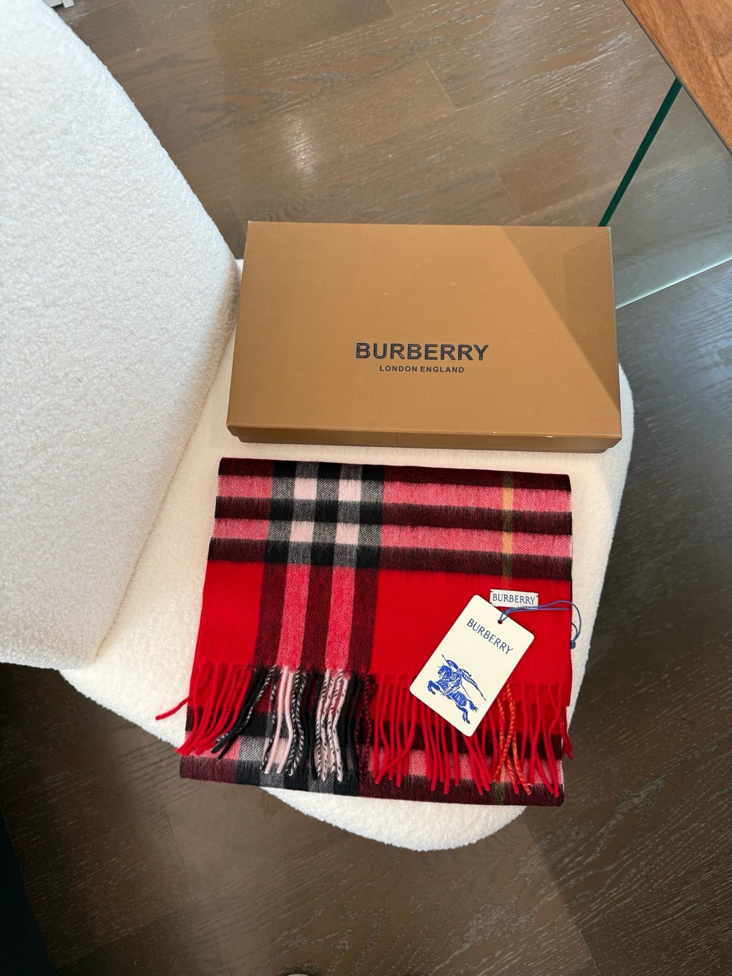 C30642 The latest version from the specialty store (new label with blue lines). This is a must-have item with excellent reputation – Burberry’s classic cashmere tartan scarf‼️ It’s in its best condition, and the store has replaced all products with new la — image 3