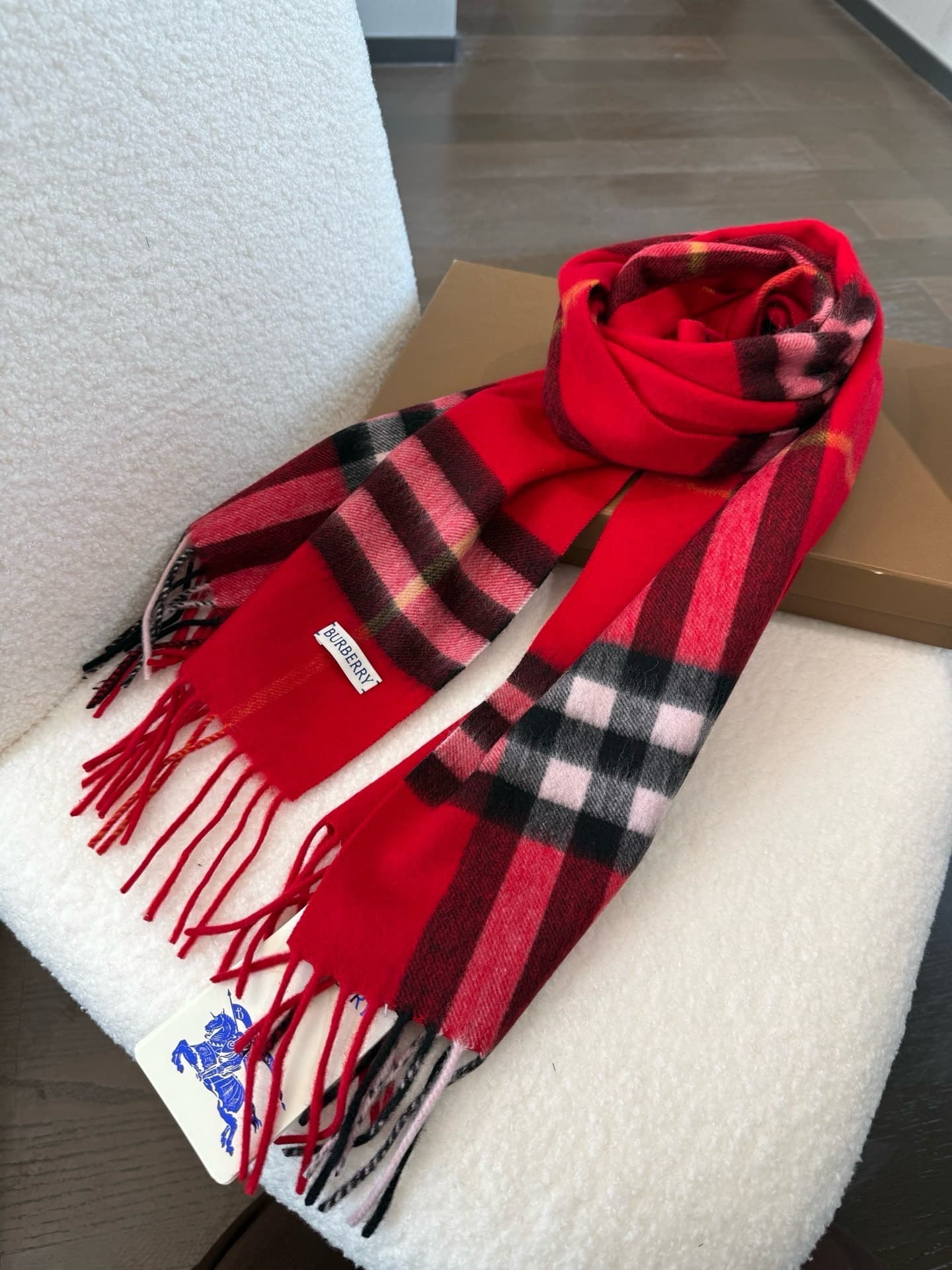 C30642 The latest version from the specialty store (new label with blue lines). This is a must-have item with excellent reputation – Burberry’s classic cashmere tartan scarf‼️ It’s in its best condition, and the store has replaced all products with new la — image 6