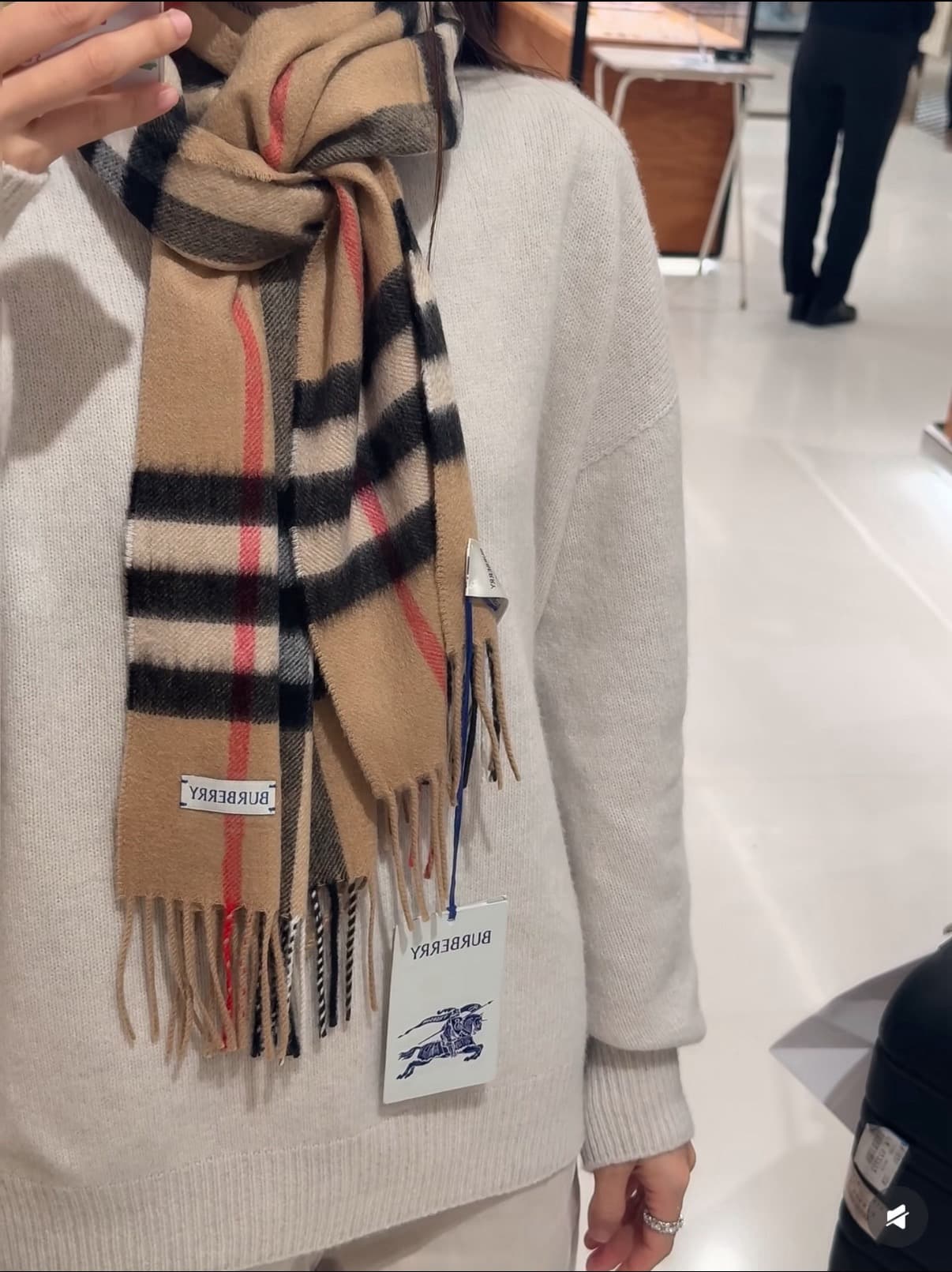 C30639 The latest version from the exclusive store (with new labels and blue lines). This is a top-rated Burberry cashmere tartan scarf‼️ It’s in its best condition at the exclusive store—currently, all items there have been re-labeled with new labels👍 It — image 2