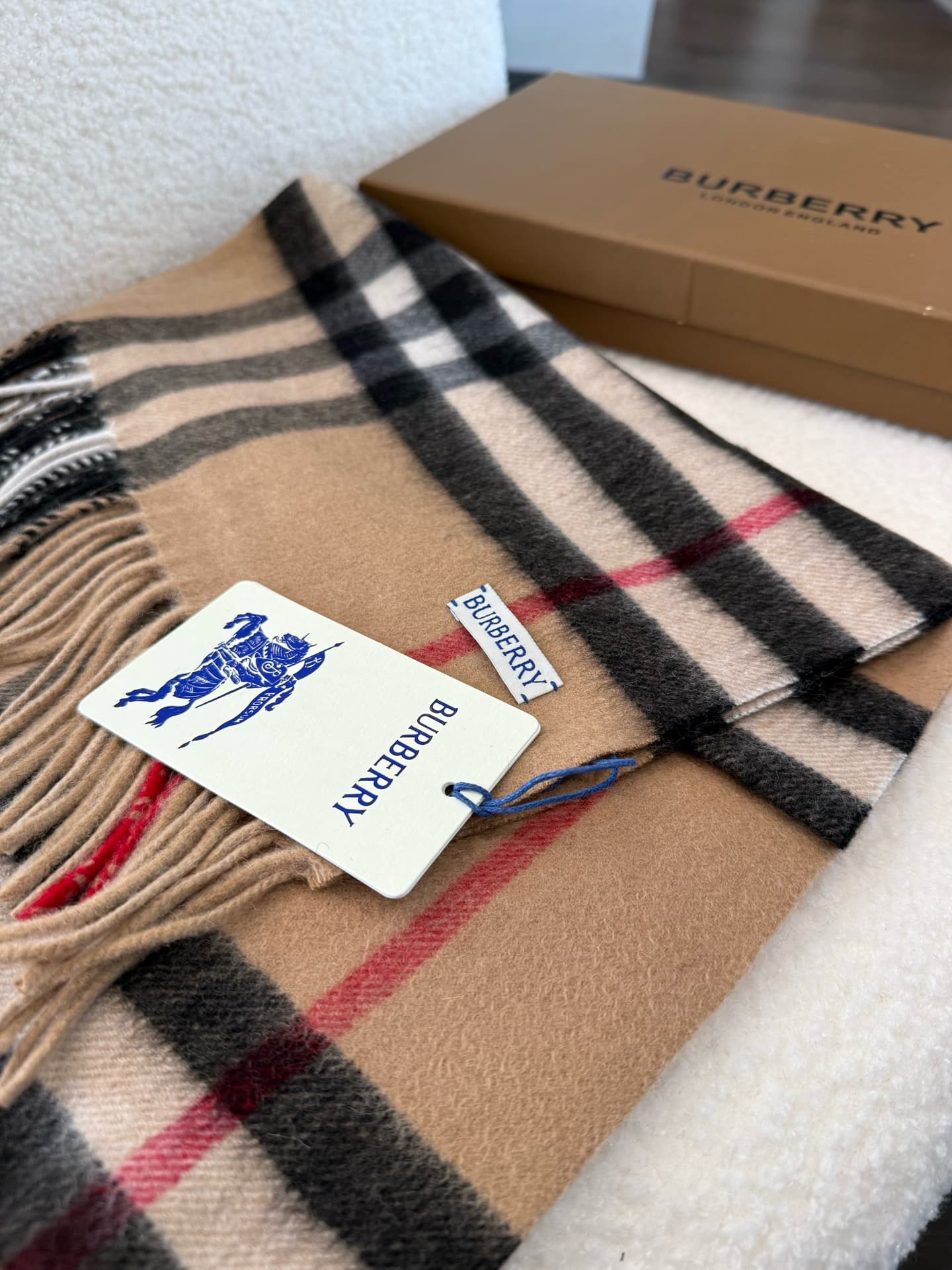 C30639 The latest version from the exclusive store (with new labels and blue lines). This is a top-rated Burberry cashmere tartan scarf‼️ It’s in its best condition at the exclusive store—currently, all items there have been re-labeled with new labels👍 It — image 4