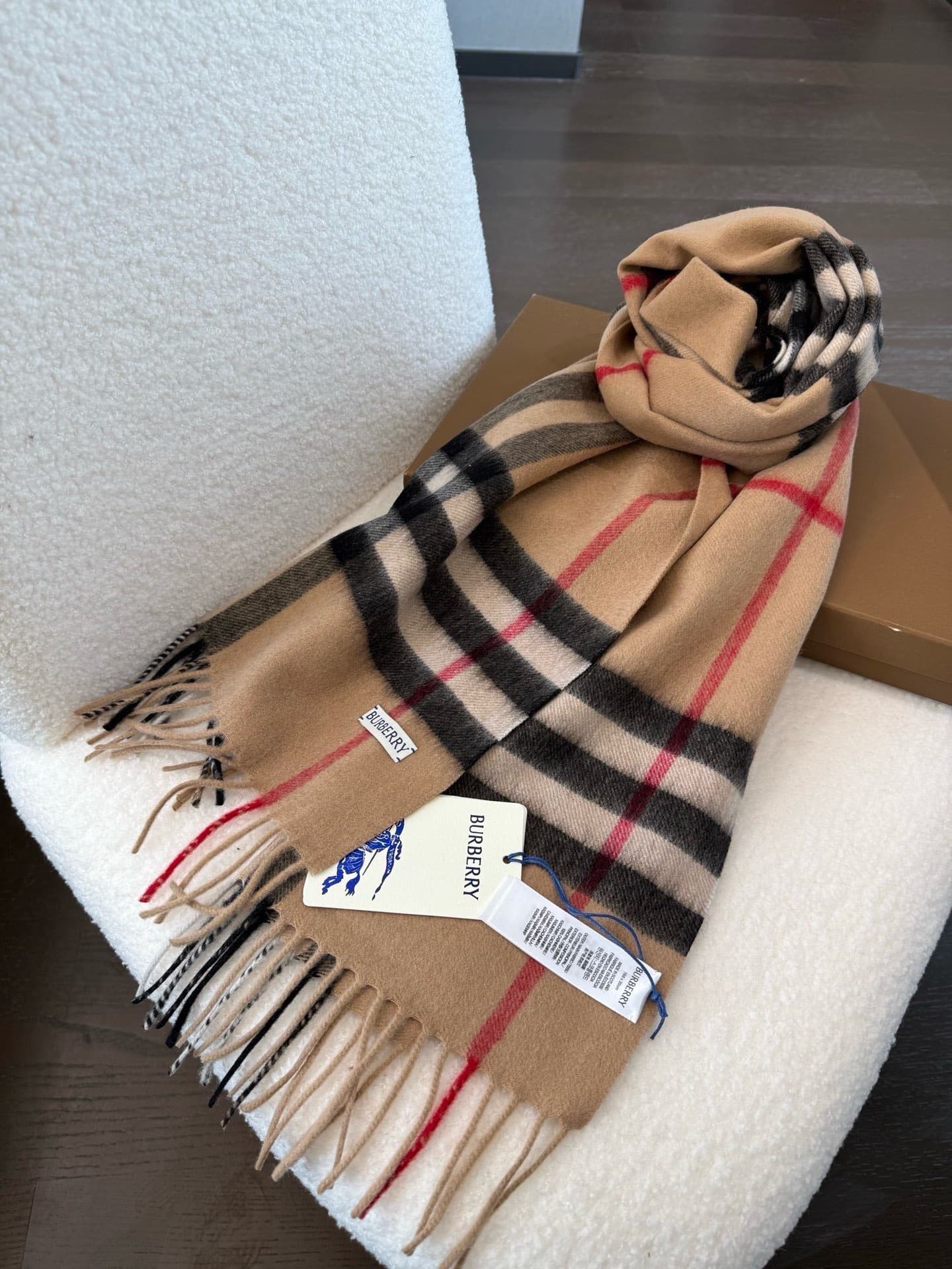 C30639 The latest version from the exclusive store (with new labels and blue lines). This is a top-rated Burberry cashmere tartan scarf‼️ It’s in its best condition at the exclusive store—currently, all items there have been re-labeled with new labels👍 It — image 8