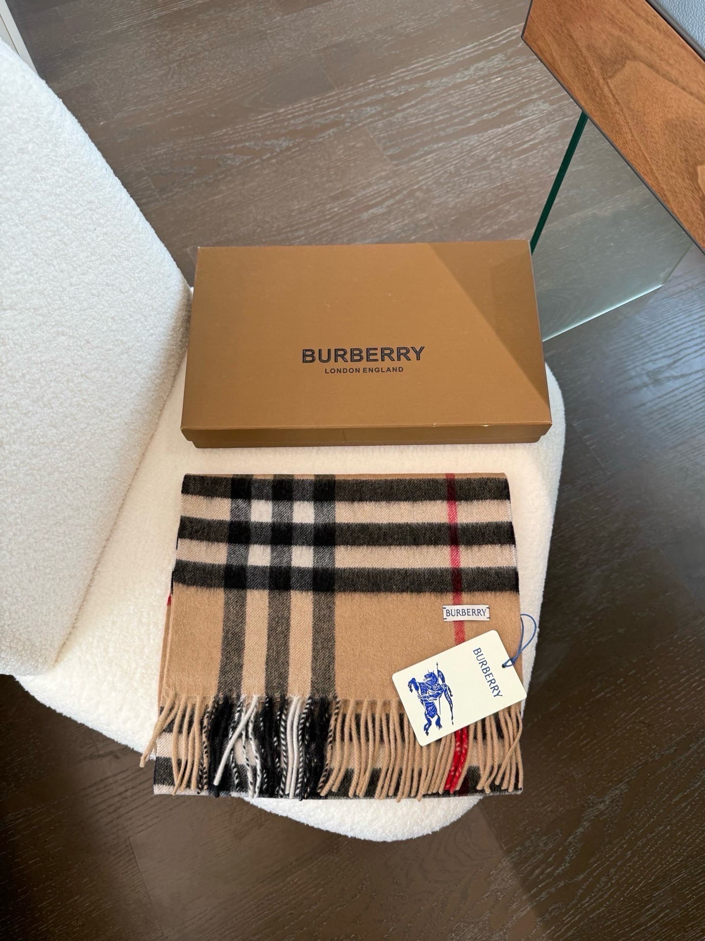 C30639 The latest version from the exclusive store (with new labels and blue lines). This is a top-rated Burberry cashmere tartan scarf‼️ It’s in its best condition at the exclusive store—currently, all items there have been re-labeled with new labels👍 It — image 3