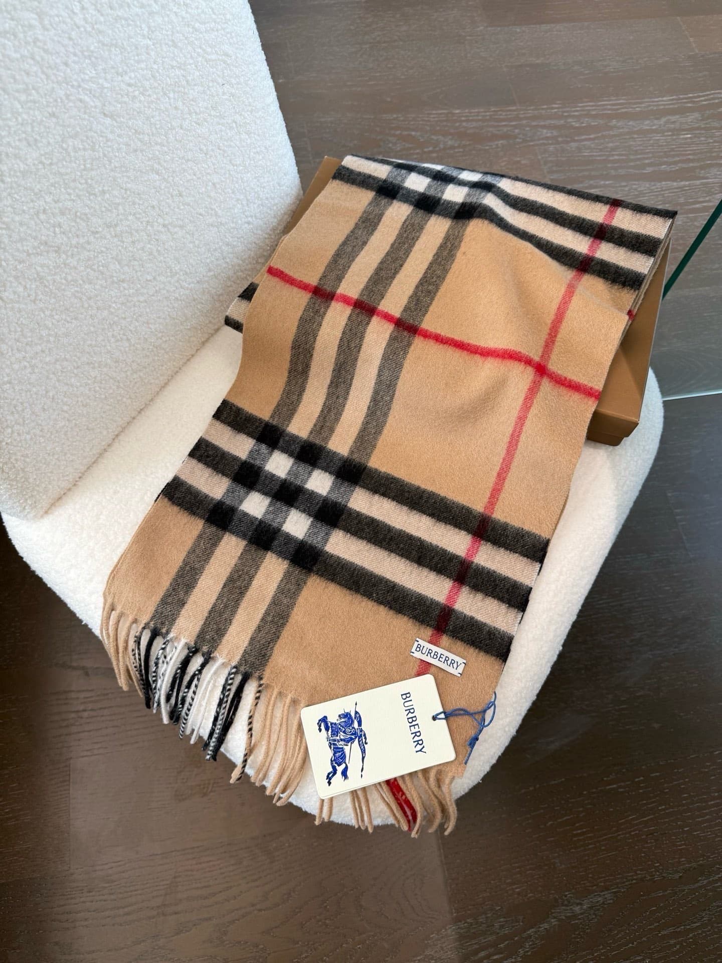 C30639 The latest version from the exclusive store (with new labels and blue lines). This is a top-rated Burberry cashmere tartan scarf‼️ It’s in its best condition at the exclusive store—currently, all items there have been re-labeled with new labels👍 It — image 7