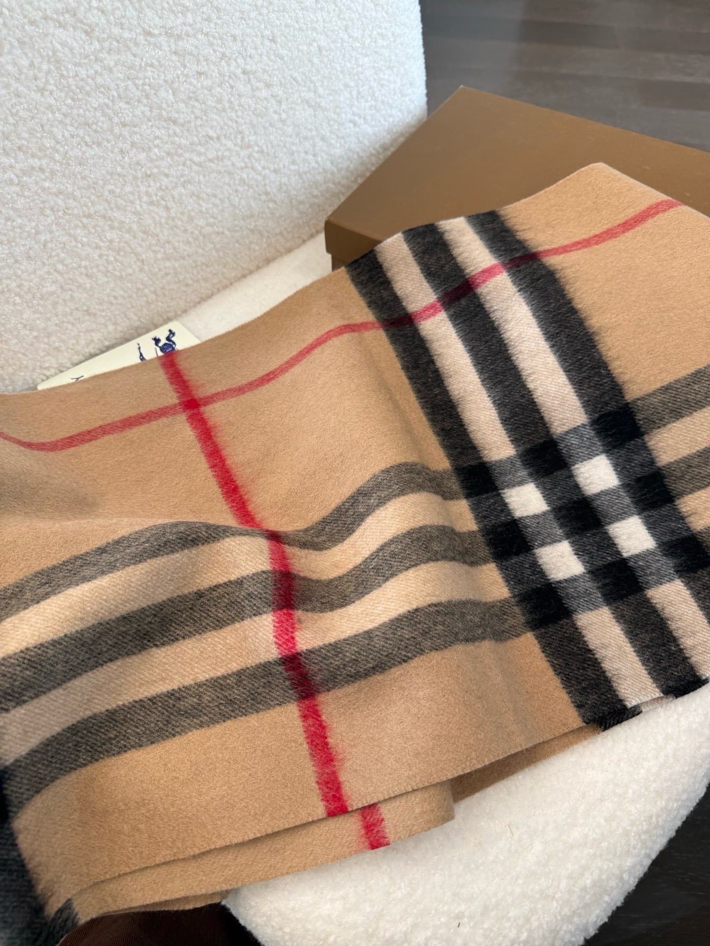 C30639 The latest version from the exclusive store (with new labels and blue lines). This is a top-rated Burberry cashmere tartan scarf‼️ It’s in its best condition at the exclusive store—currently, all items there have been re-labeled with new labels👍 It — image 6