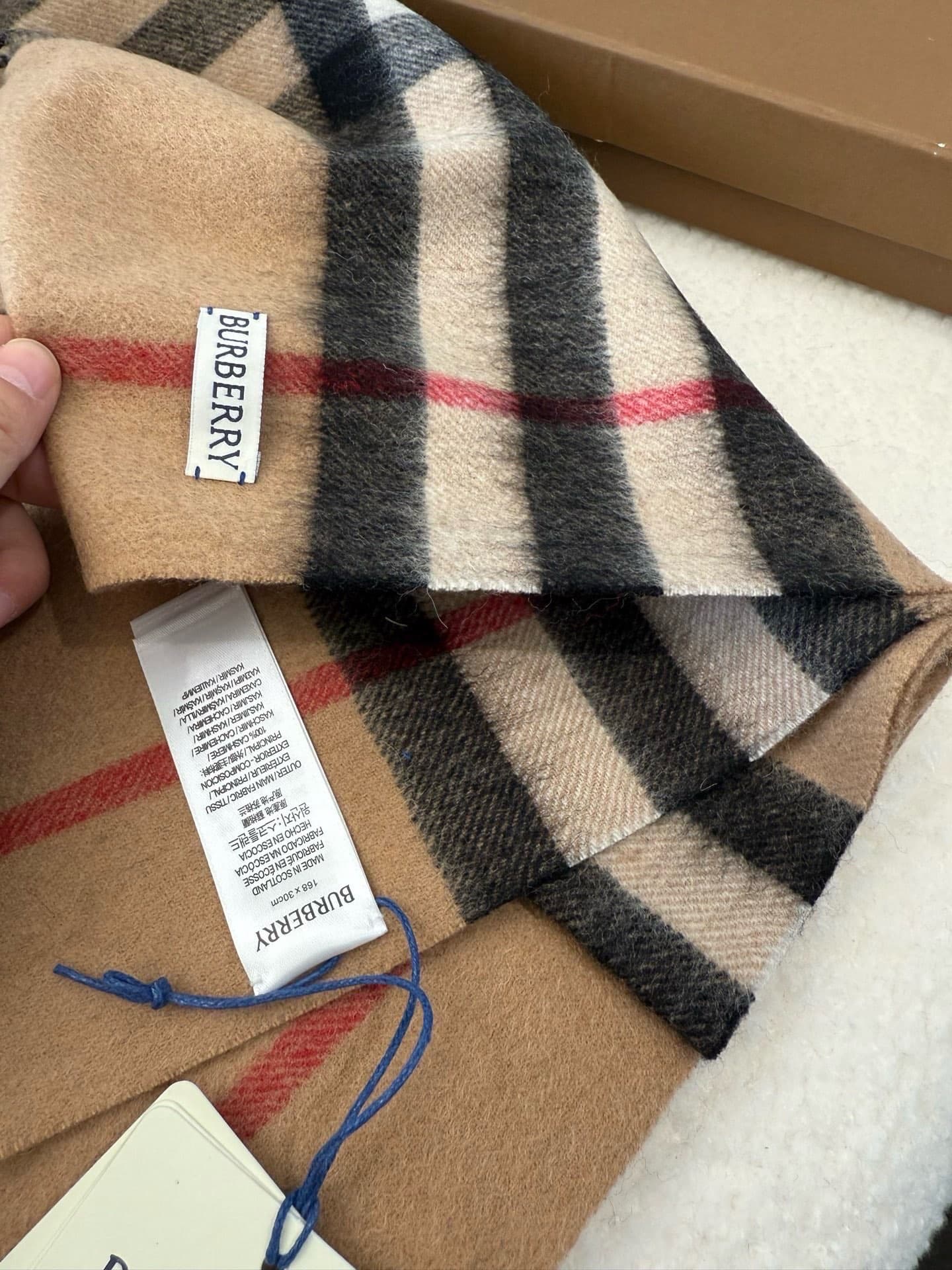 C30639 The latest version from the exclusive store (with new labels and blue lines). This is a top-rated Burberry cashmere tartan scarf‼️ It’s in its best condition at the exclusive store—currently, all items there have been re-labeled with new labels👍 It — image 5