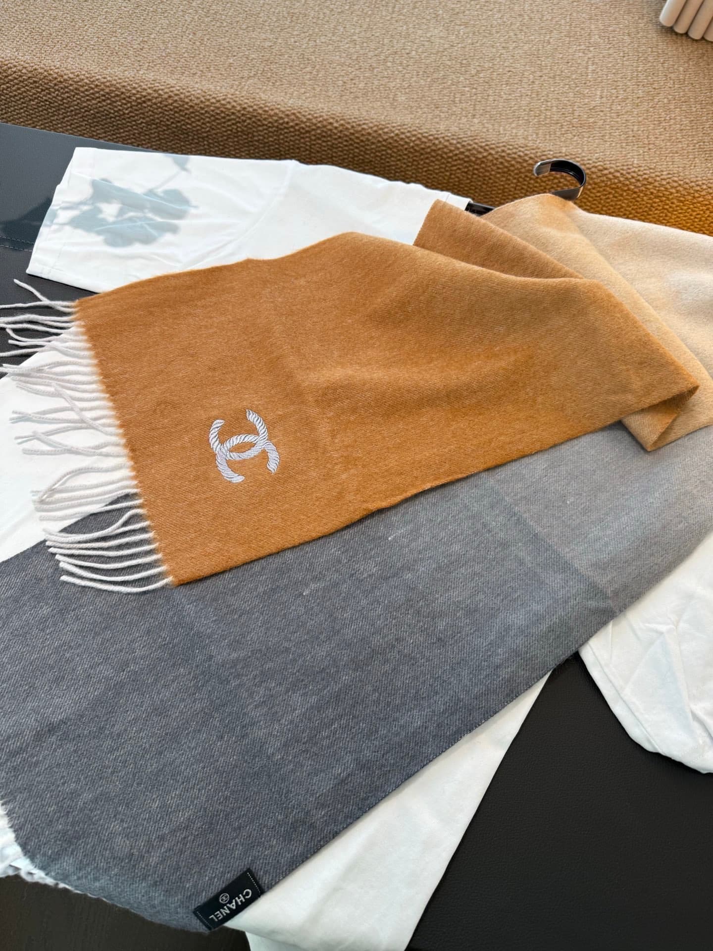 C30649 💰 Chanel【Men’s and Women’s Scarves】 Highly recommended – a rare high-end men’s scarf! A great gift for family members! Burberry’s men’s scarves are truly excellent in quality; the fabric is soft, delicate, and comfortable, with a slight water-like  — image 8