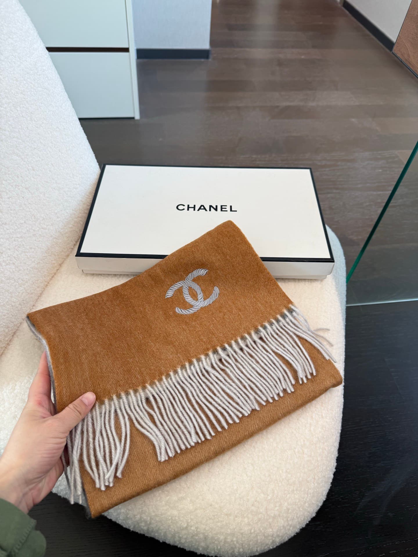 C30649 💰 Chanel【Men’s and Women’s Scarves】 Highly recommended – a rare high-end men’s scarf! A great gift for family members! Burberry’s men’s scarves are truly excellent in quality; the fabric is soft, delicate, and comfortable, with a slight water-like  — image 3