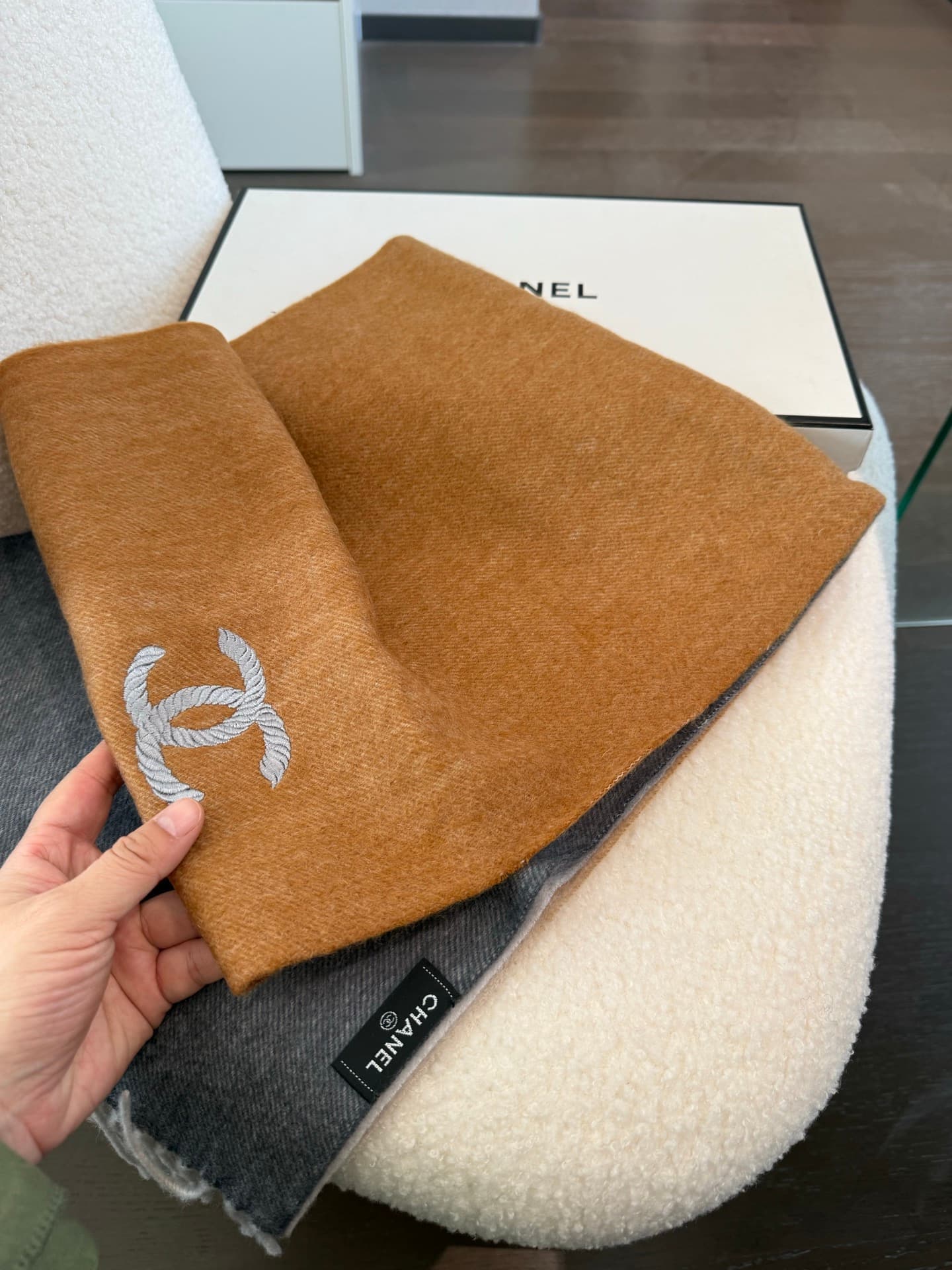C30649 💰 Chanel【Men’s and Women’s Scarves】 Highly recommended – a rare high-end men’s scarf! A great gift for family members! Burberry’s men’s scarves are truly excellent in quality; the fabric is soft, delicate, and comfortable, with a slight water-like  — image 4