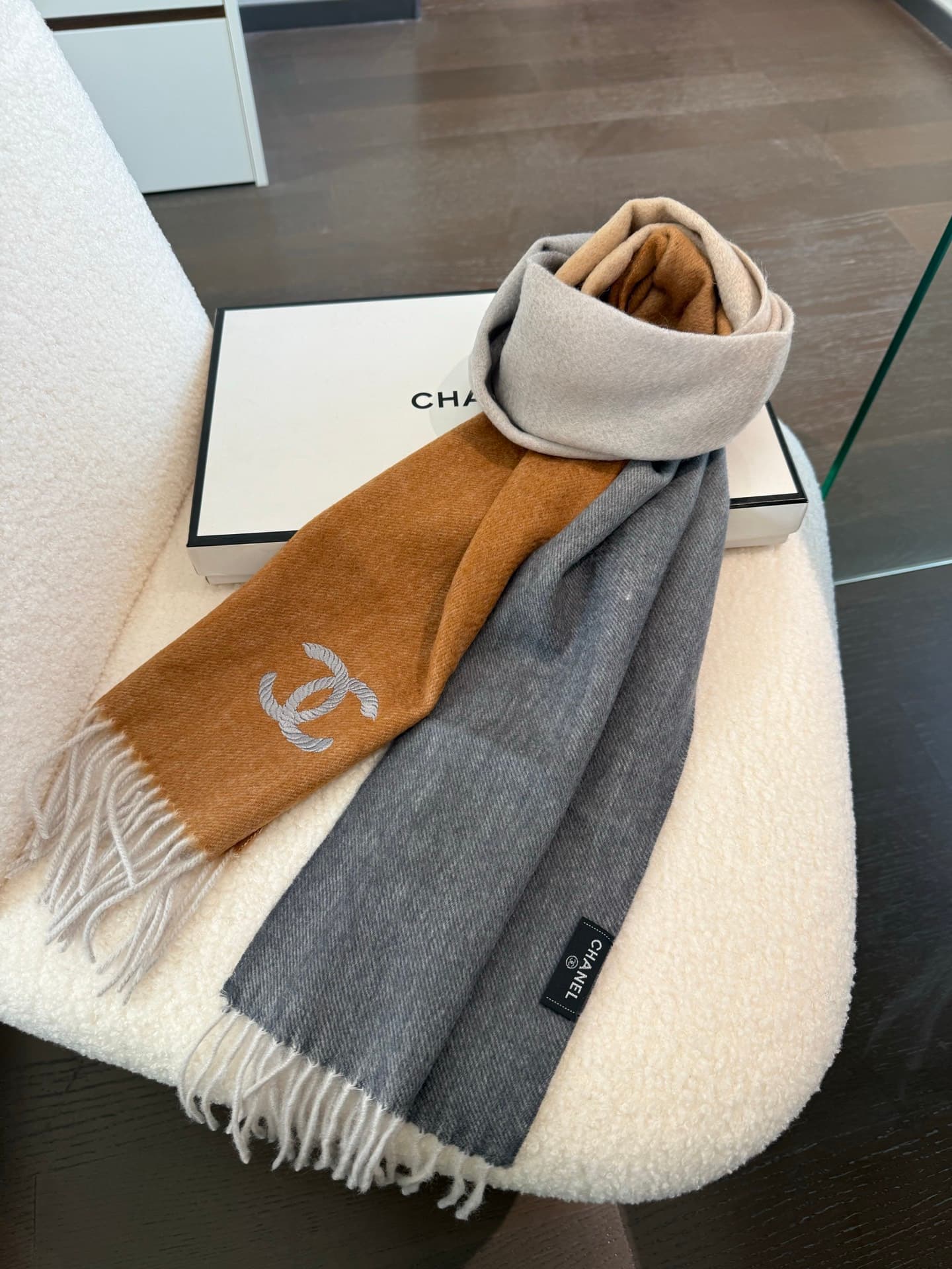 C30649 💰 Chanel【Men’s and Women’s Scarves】 Highly recommended – a rare high-end men’s scarf! A great gift for family members! Burberry’s men’s scarves are truly excellent in quality; the fabric is soft, delicate, and comfortable, with a slight water-like  — image 5