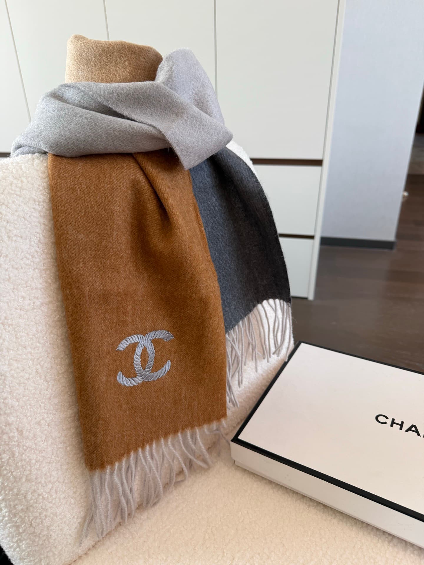 C30649 💰 Chanel【Men’s and Women’s Scarves】 Highly recommended – a rare high-end men’s scarf! A great gift for family members! Burberry’s men’s scarves are truly excellent in quality; the fabric is soft, delicate, and comfortable, with a slight water-like  — image 7