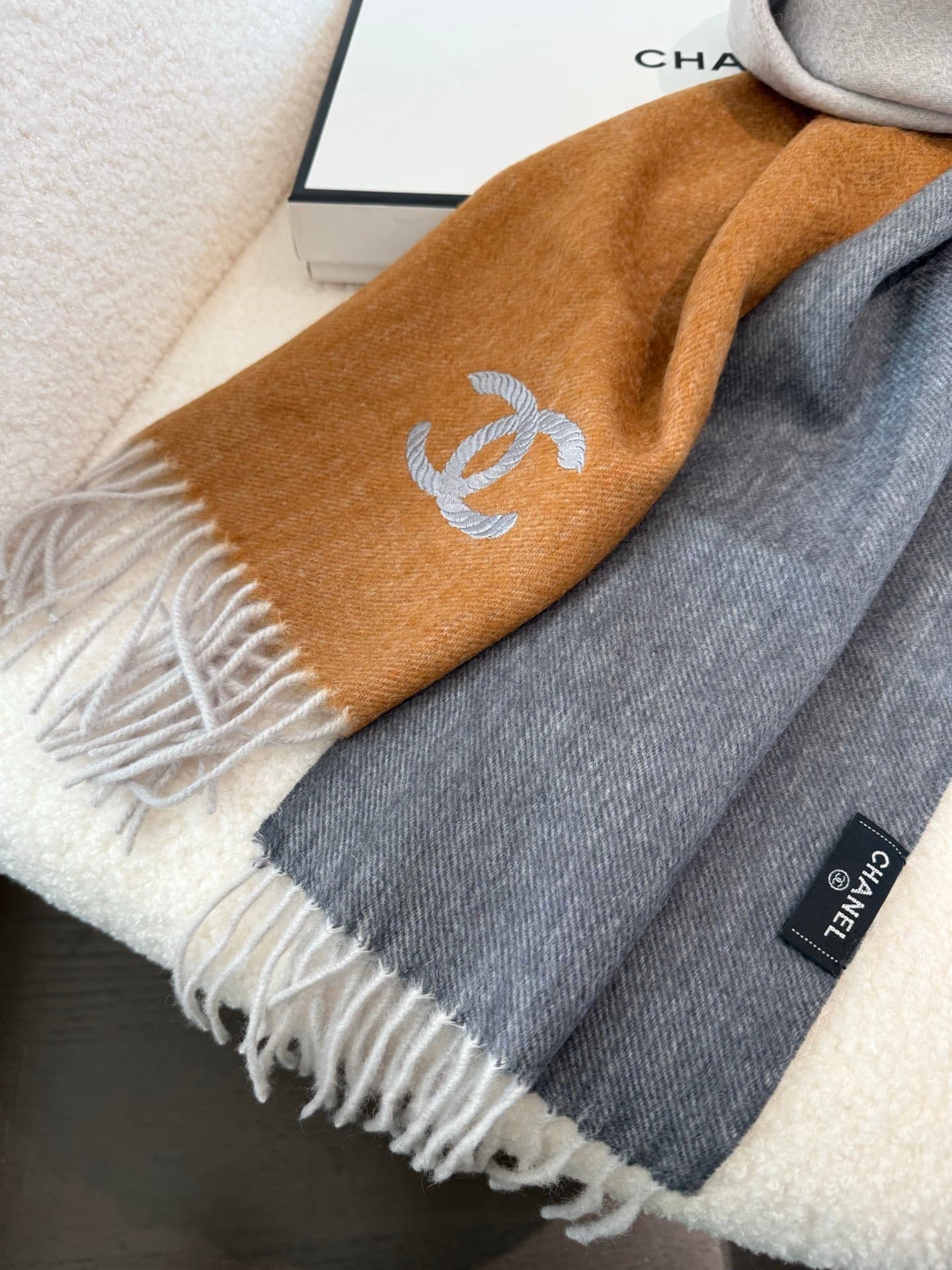 C30649 💰 Chanel【Men’s and Women’s Scarves】 Highly recommended – a rare high-end men’s scarf! A great gift for family members! Burberry’s men’s scarves are truly excellent in quality; the fabric is soft, delicate, and comfortable, with a slight water-like  — image 6
