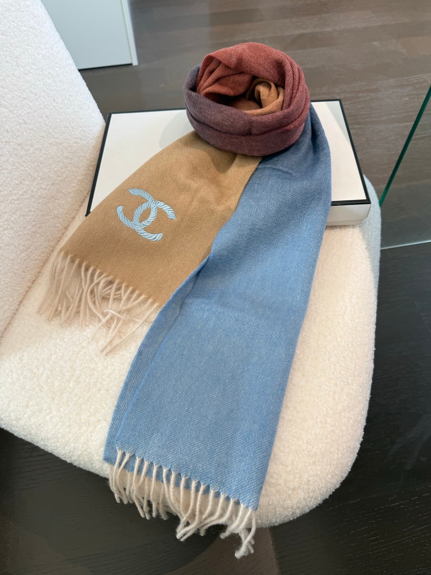 C30648 💰 Chanel [Men’s and Women’s Scarves] – truly outstanding! A rare high-end men’s scarf! Perfect for family members as well. Burberry’s men’s scarves are very stylish. The fabric is soft and comfortable; there are slight ripples on it. The design is  — image 5