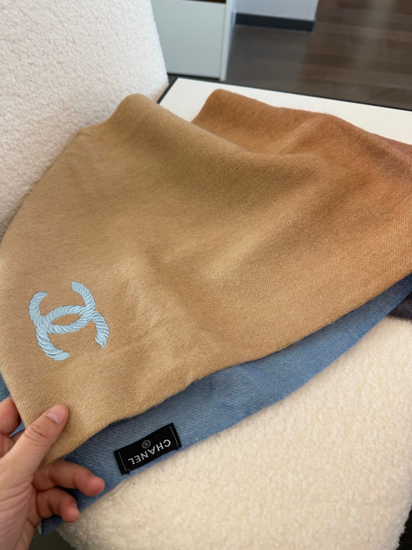 C30648 💰 Chanel [Men’s and Women’s Scarves] – truly outstanding! A rare high-end men’s scarf! Perfect for family members as well. Burberry’s men’s scarves are very stylish. The fabric is soft and comfortable; there are slight ripples on it. The design is  — image 4