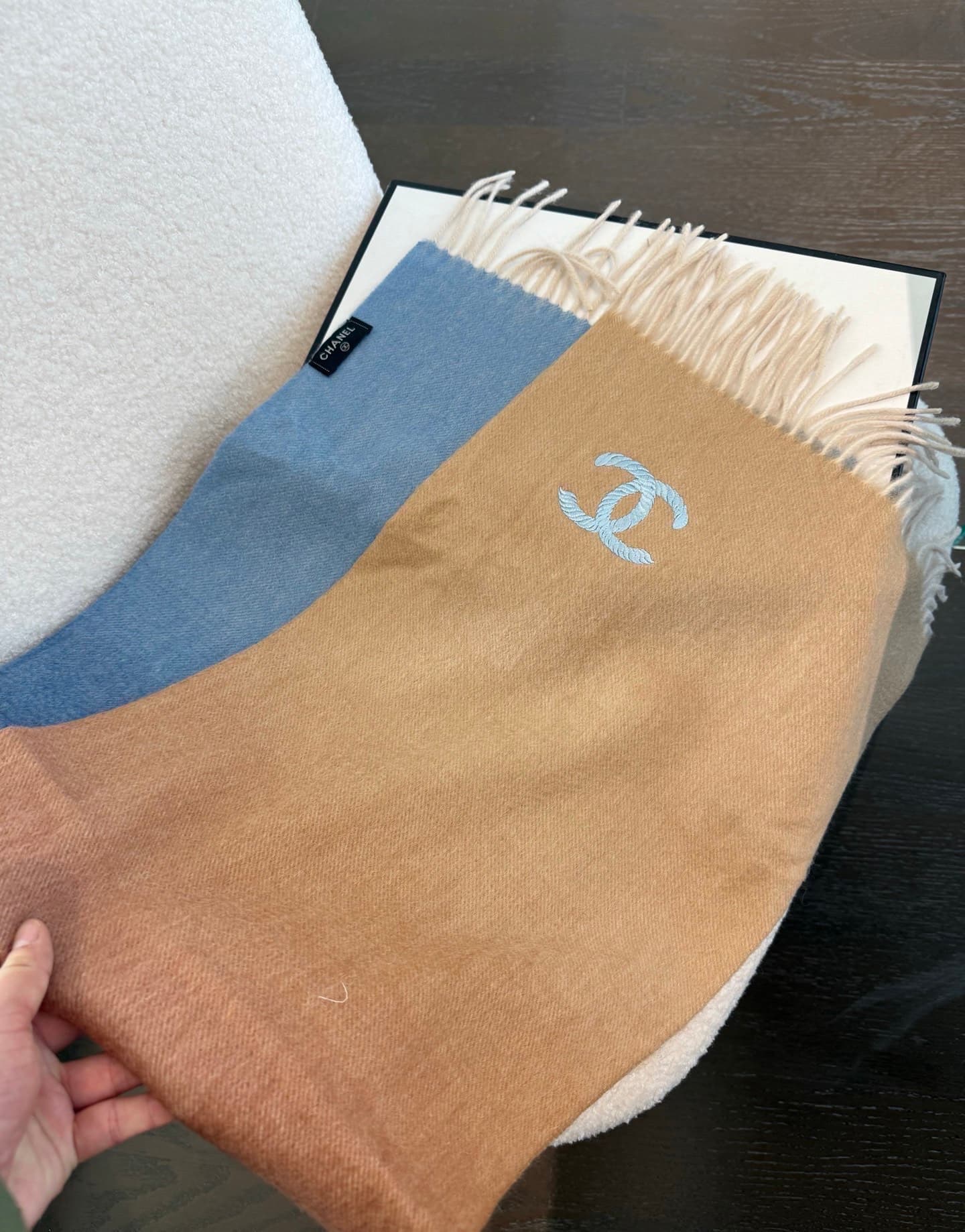 C30648 💰 Chanel [Men’s and Women’s Scarves] – truly outstanding! A rare high-end men’s scarf! Perfect for family members as well. Burberry’s men’s scarves are very stylish. The fabric is soft and comfortable; there are slight ripples on it. The design is  — image 7