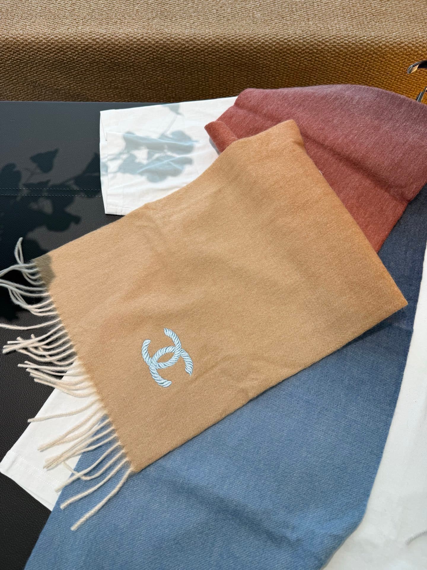 C30648 💰 Chanel [Men’s and Women’s Scarves] – truly outstanding! A rare high-end men’s scarf! Perfect for family members as well. Burberry’s men’s scarves are very stylish. The fabric is soft and comfortable; there are slight ripples on it. The design is  — image 8