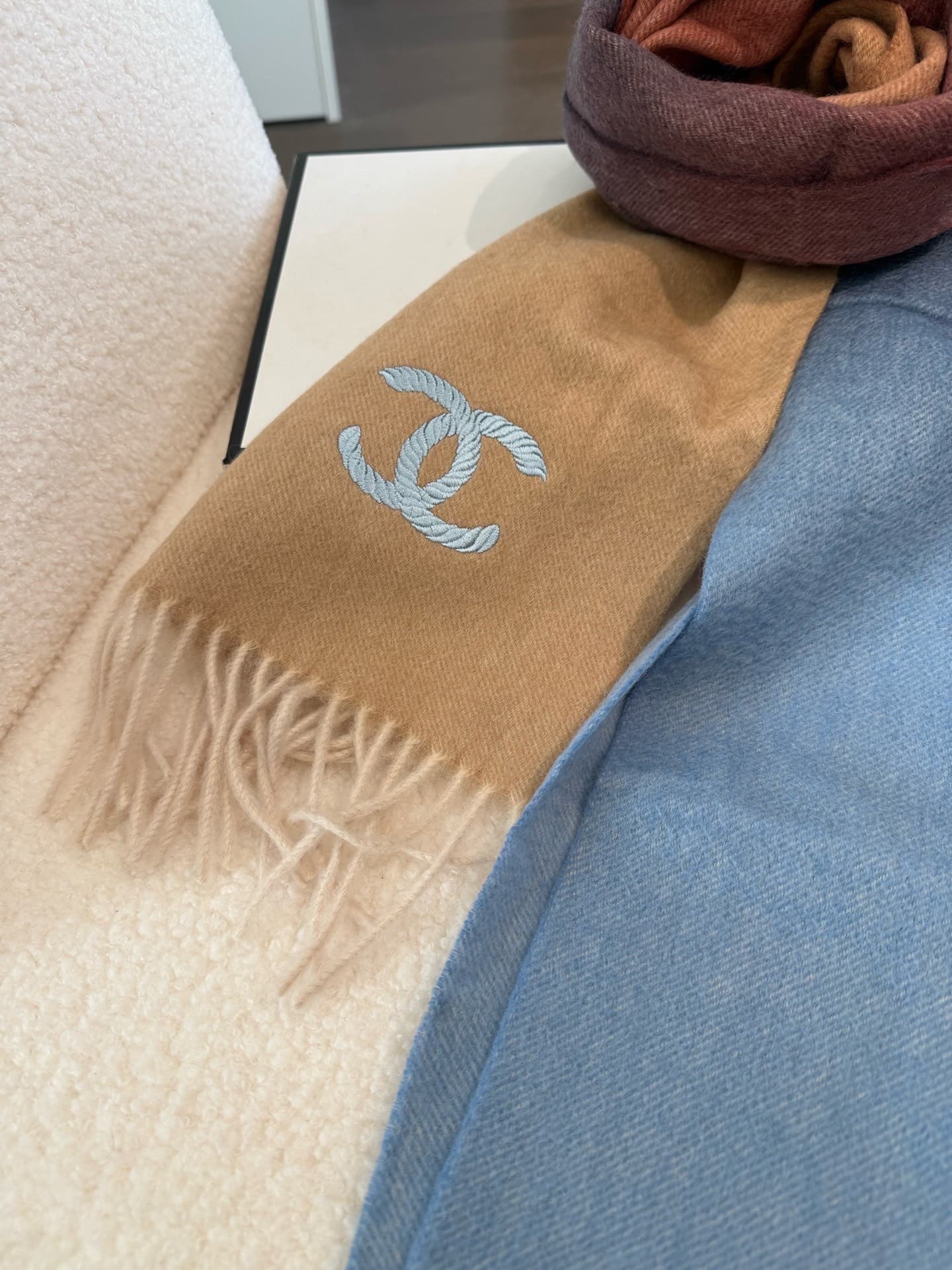 C30648 💰 Chanel [Men’s and Women’s Scarves] – truly outstanding! A rare high-end men’s scarf! Perfect for family members as well. Burberry’s men’s scarves are very stylish. The fabric is soft and comfortable; there are slight ripples on it. The design is  — image 6