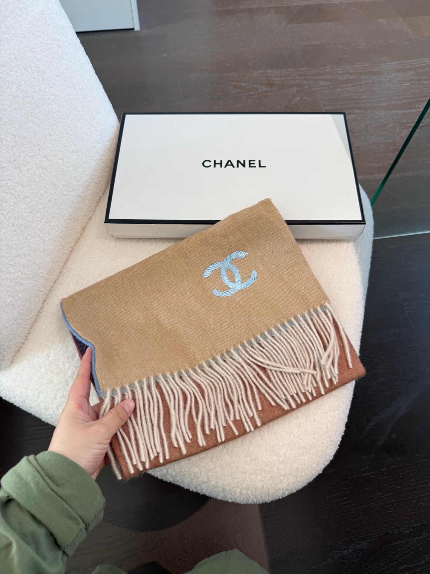 C30648 💰 Chanel [Men’s and Women’s Scarves] – truly outstanding! A rare high-end men’s scarf! Perfect for family members as well. Burberry’s men’s scarves are very stylish. The fabric is soft and comfortable; there are slight ripples on it. The design is  — image 3