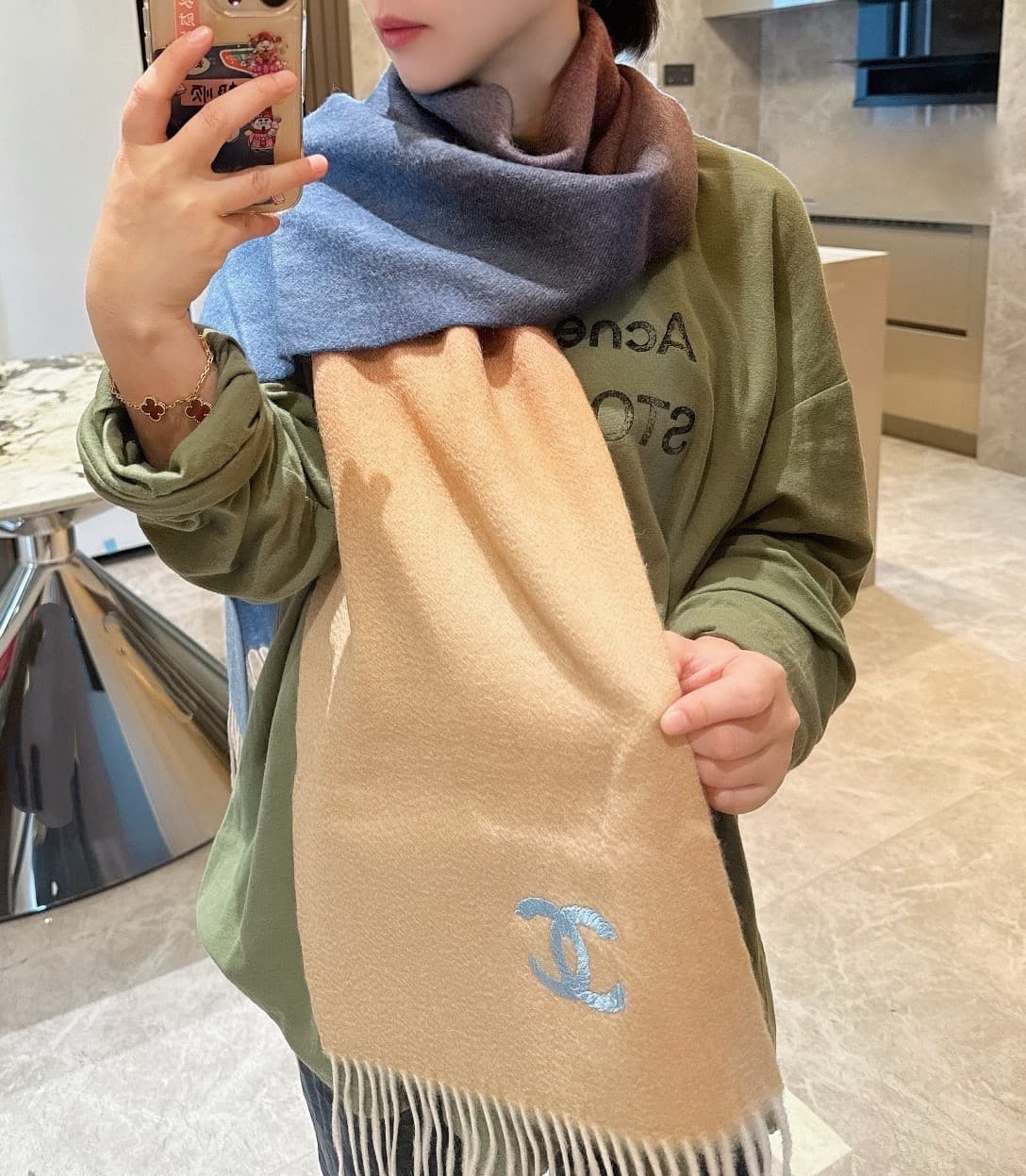 C30648 💰 Chanel [Men’s and Women’s Scarves] – truly outstanding! A rare high-end men’s scarf! Perfect for family members as well. Burberry’s men’s scarves are very stylish. The fabric is soft and comfortable; there are slight ripples on it. The design is  — image 1