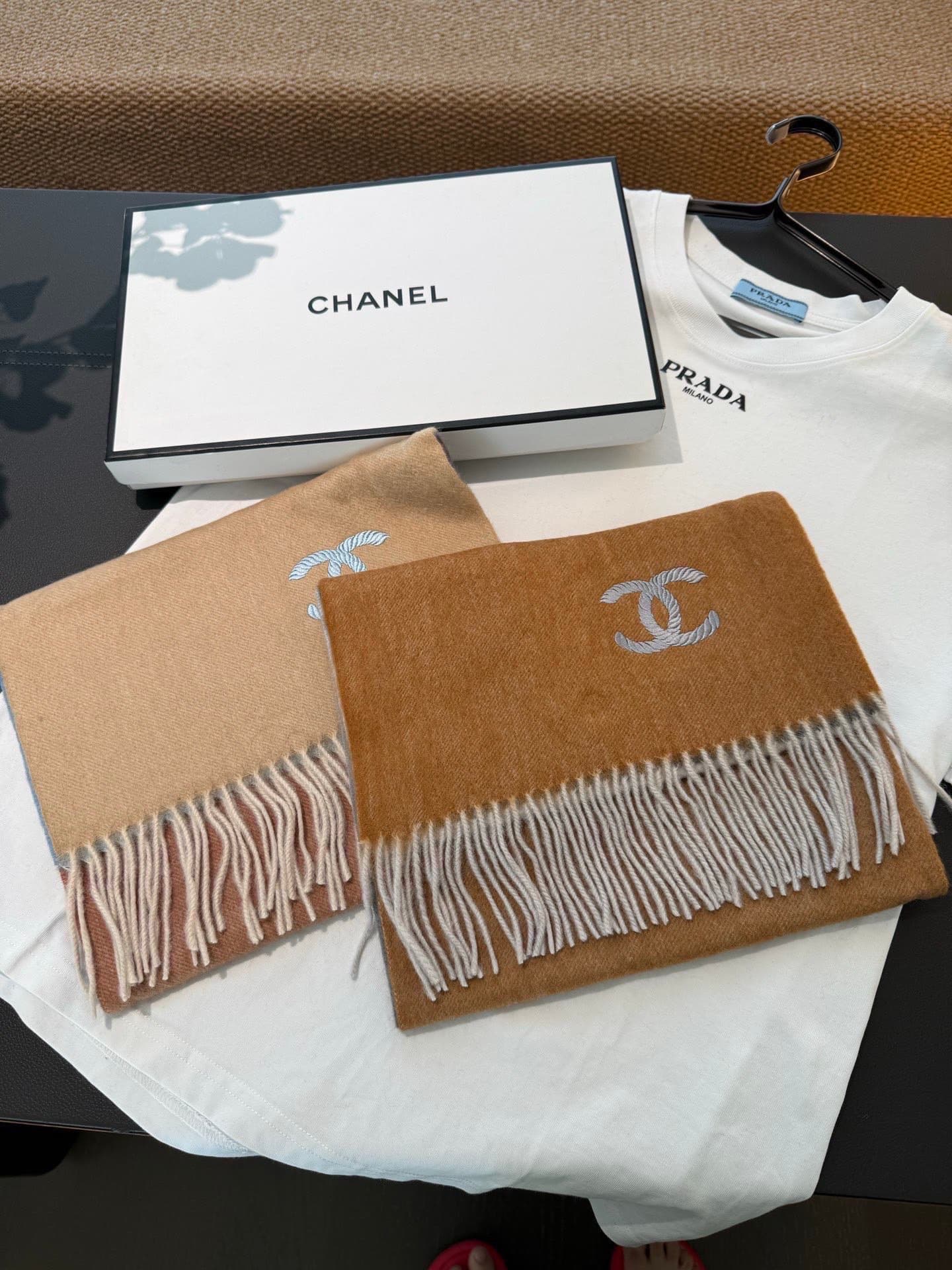 C30648 💰 Chanel [Men’s and Women’s Scarves] – truly outstanding! A rare high-end men’s scarf! Perfect for family members as well. Burberry’s men’s scarves are very stylish. The fabric is soft and comfortable; there are slight ripples on it. The design is  — image 2