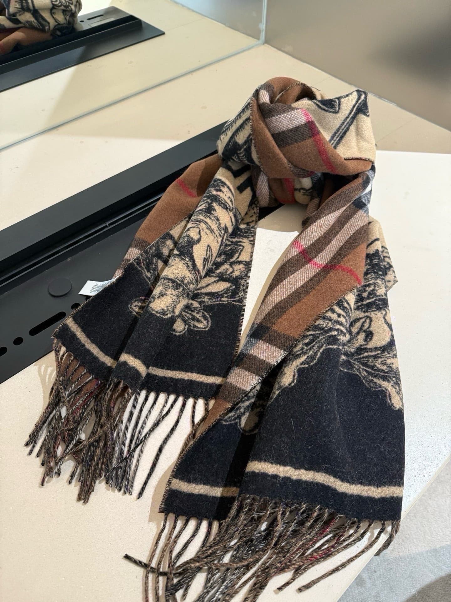 C30647 💰Burberry’s masterpiece🔥· The classic double-sided weave cashmere scarf👍 is exactly equivalent to 2 scarves‼️ It is one of Riccardo Tisci’s favorite designs. This new model is very popular at the stores; it’s extremely thick and warm‼️ The weaving  — image 7