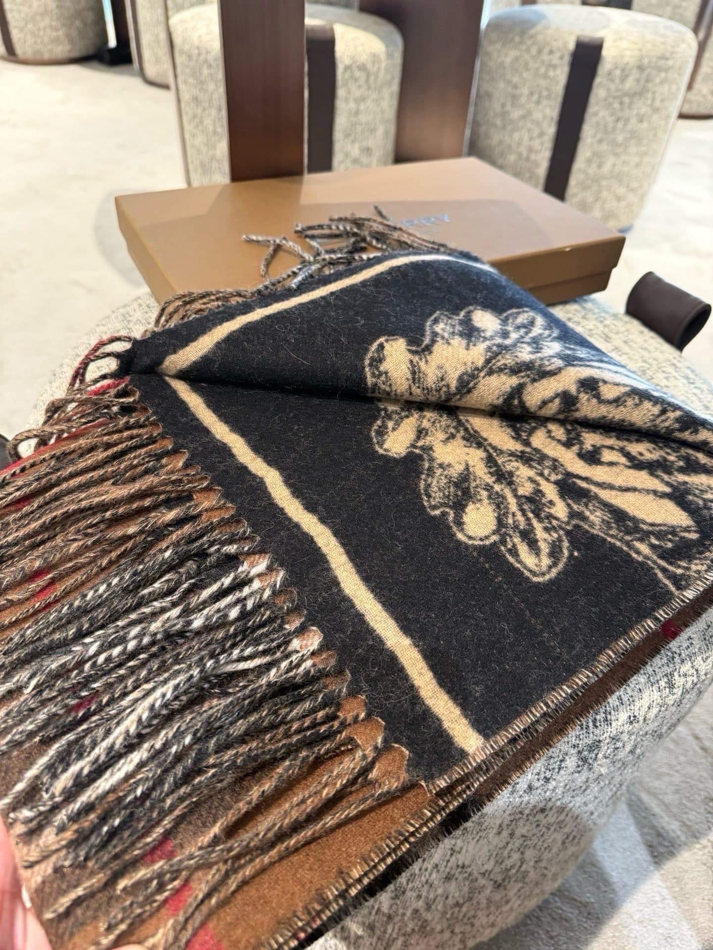 C30647 💰Burberry’s masterpiece🔥· The classic double-sided weave cashmere scarf👍 is exactly equivalent to 2 scarves‼️ It is one of Riccardo Tisci’s favorite designs. This new model is very popular at the stores; it’s extremely thick and warm‼️ The weaving  — image 5