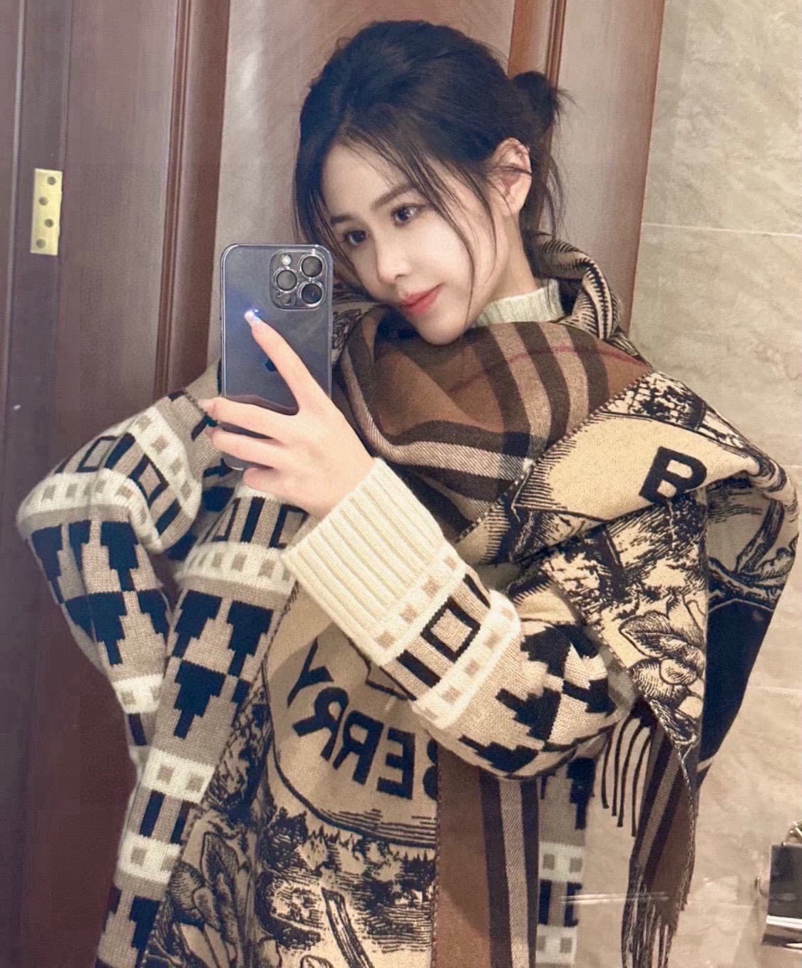 C30647 💰Burberry’s masterpiece🔥· The classic double-sided weave cashmere scarf👍 is exactly equivalent to 2 scarves‼️ It is one of Riccardo Tisci’s favorite designs. This new model is very popular at the stores; it’s extremely thick and warm‼️ The weaving  — image 2
