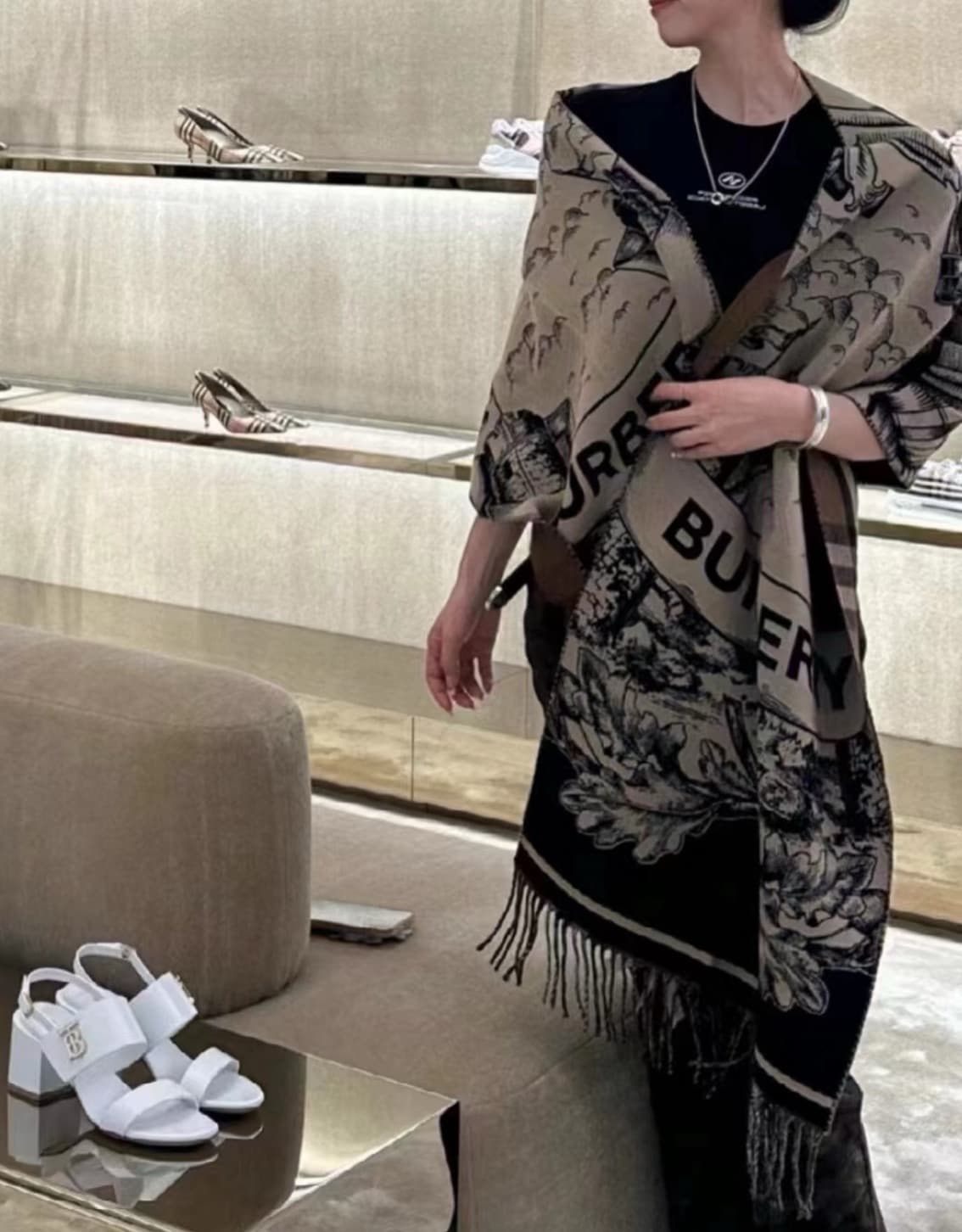 C30647 💰Burberry’s masterpiece🔥· The classic double-sided weave cashmere scarf👍 is exactly equivalent to 2 scarves‼️ It is one of Riccardo Tisci’s favorite designs. This new model is very popular at the stores; it’s extremely thick and warm‼️ The weaving  — image 3