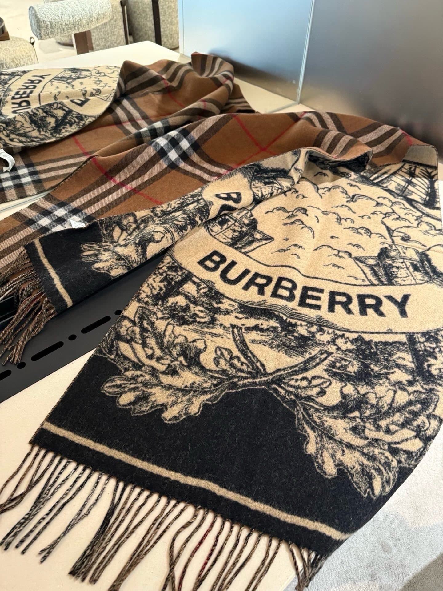 C30647 💰Burberry’s masterpiece🔥· The classic double-sided weave cashmere scarf👍 is exactly equivalent to 2 scarves‼️ It is one of Riccardo Tisci’s favorite designs. This new model is very popular at the stores; it’s extremely thick and warm‼️ The weaving  — image 6