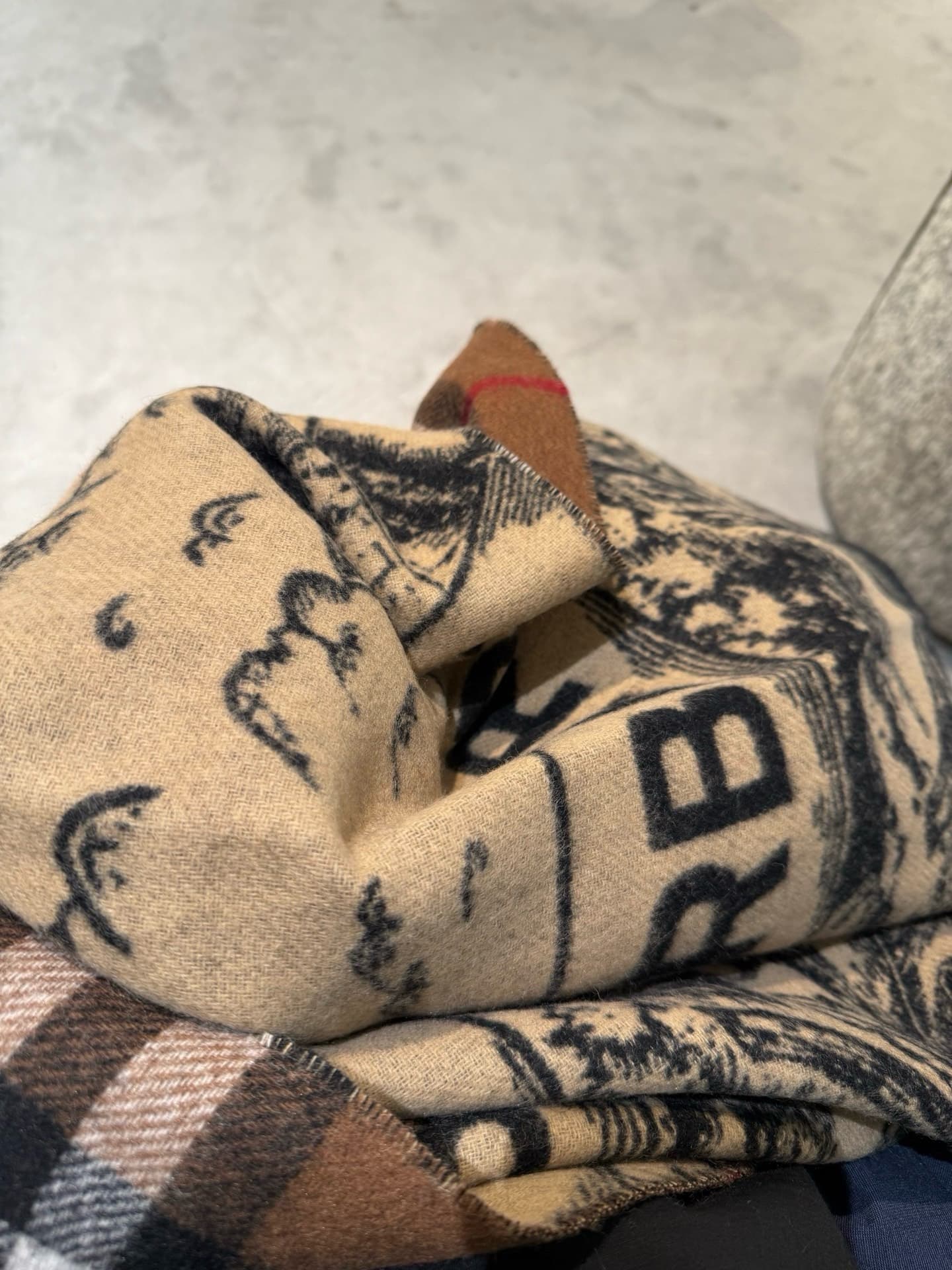 C30647 💰Burberry’s masterpiece🔥· The classic double-sided weave cashmere scarf👍 is exactly equivalent to 2 scarves‼️ It is one of Riccardo Tisci’s favorite designs. This new model is very popular at the stores; it’s extremely thick and warm‼️ The weaving  — image 8