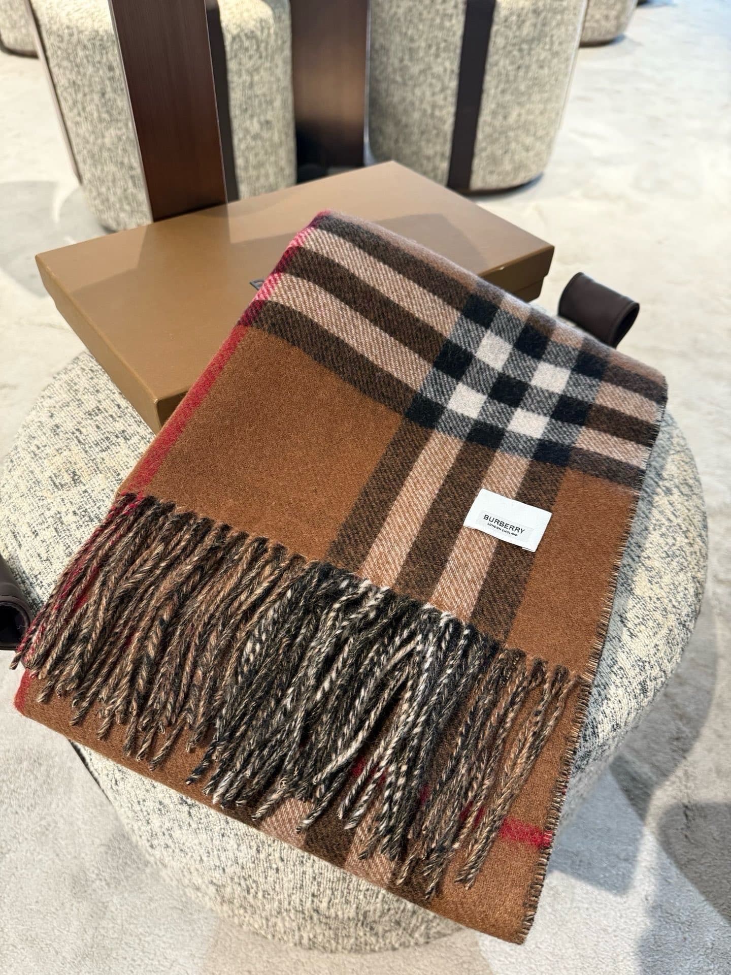 C30647 💰Burberry’s masterpiece🔥· The classic double-sided weave cashmere scarf👍 is exactly equivalent to 2 scarves‼️ It is one of Riccardo Tisci’s favorite designs. This new model is very popular at the stores; it’s extremely thick and warm‼️ The weaving  — image 4
